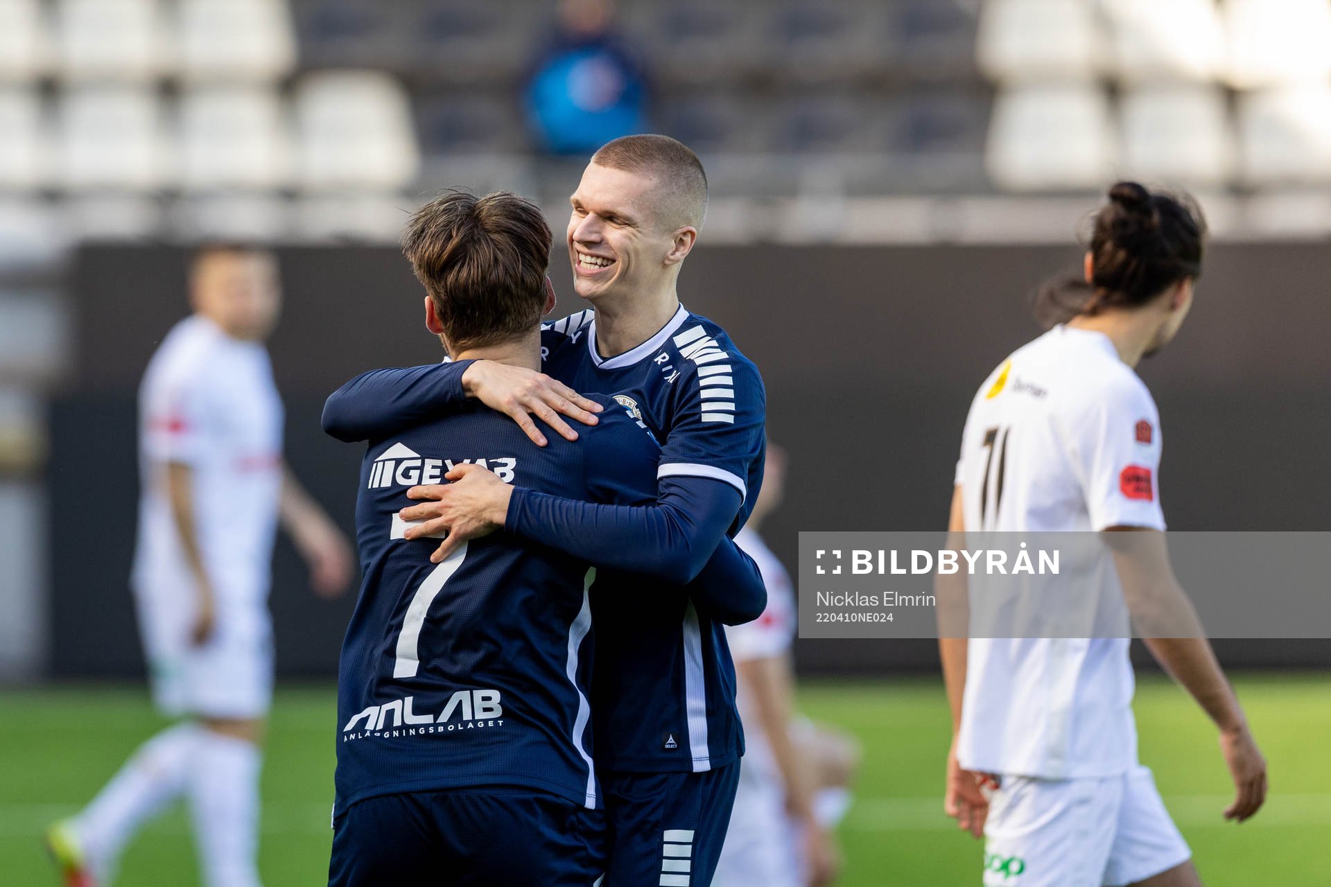 Utsiktens Lucas Hedlund och Karl Bohm jublar efter 2-0 under fotbollsmatchen i Superettan mellan Utsikten och Brommapojkarna den 10 april 2022 i Göteborg. 