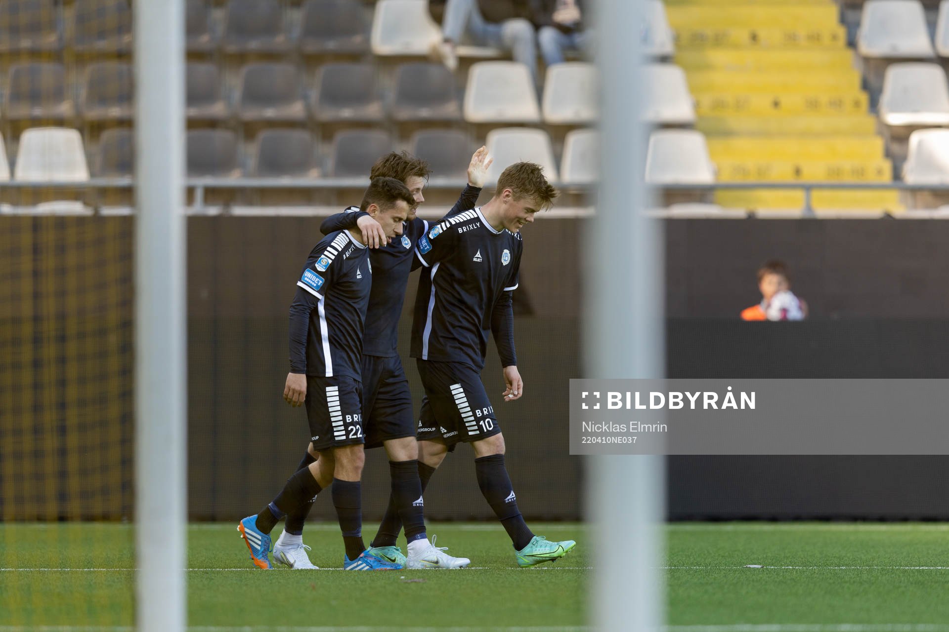 Utsiktens Predrag Randelovic, Karl Bohm och Albin Skoglund jublar efter 3-0 under fotbollsmatchen i Superettan mellan Utsikten och Brommapojkarna den 10 april 2022 i Göteborg.