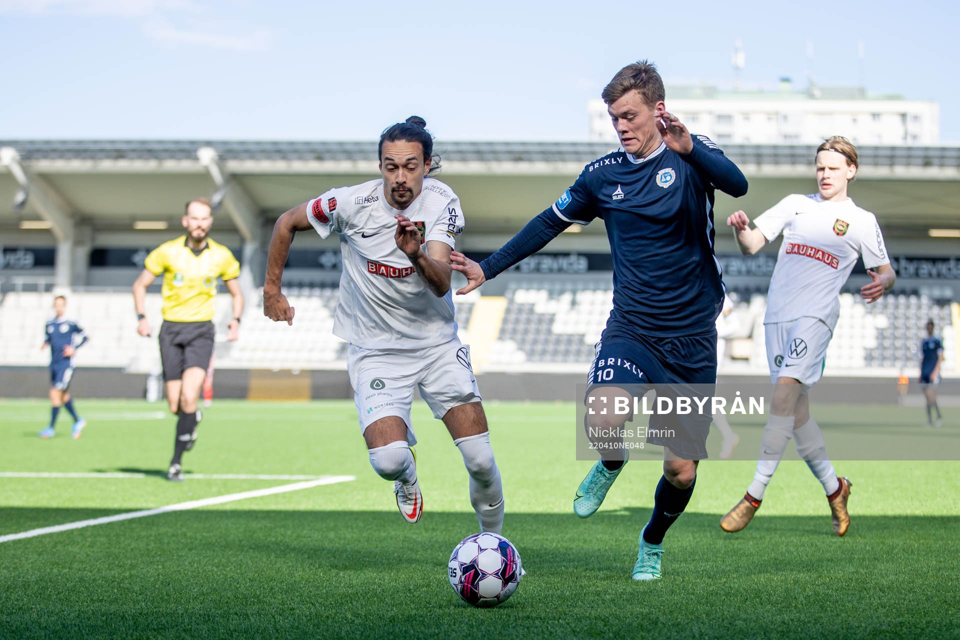 Utsiktens Albin Skoglund och Brommapojkarnas Monir Jelassi