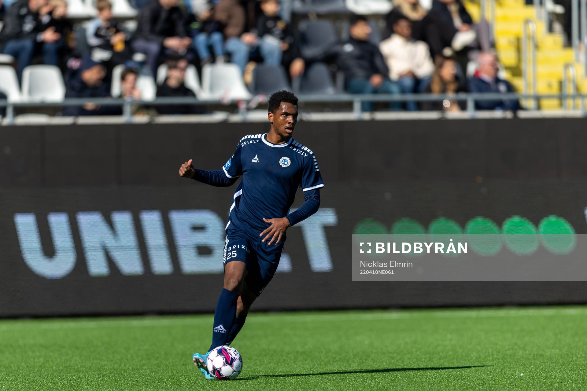 Utsiktens Michel Konradsen Ceide under fotbollsmatchen i Superettan mellan Utsikten och Brommapojkarna den 10 april 2022 i Göteborg.