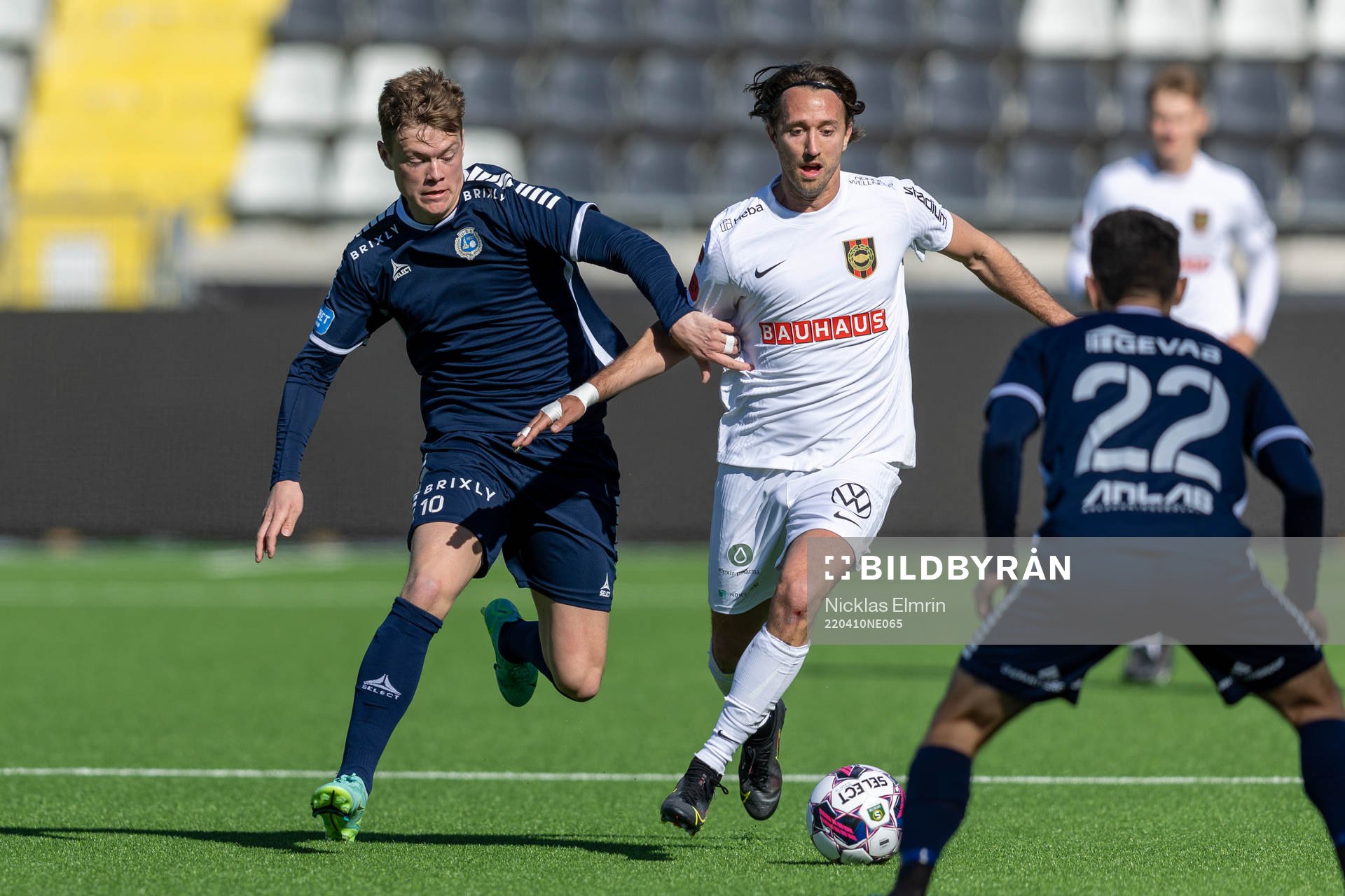 Utsiktens Albin Skoglund mot Brommapojkarnas Philip