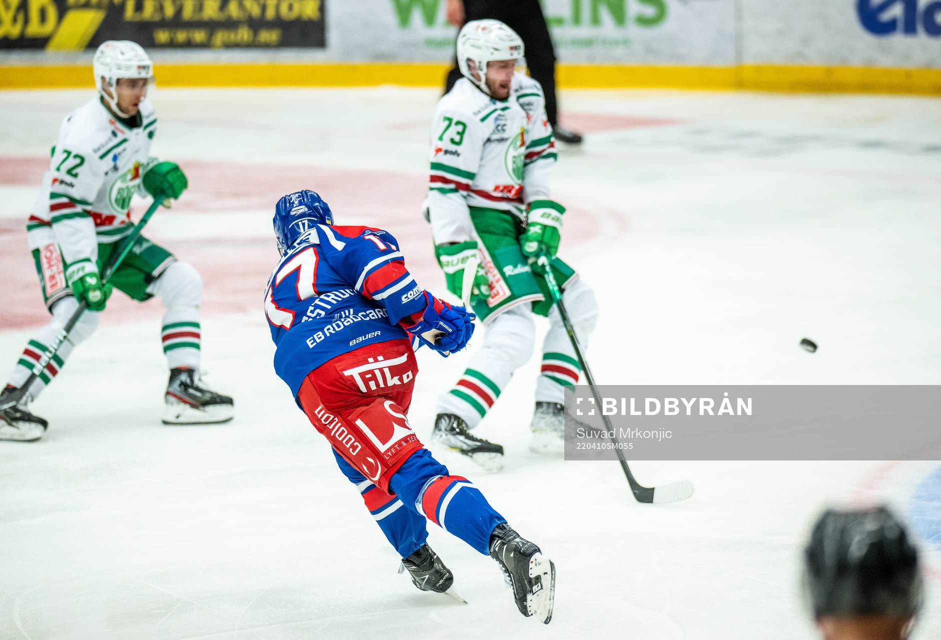 Här skjuter Oskarshamns Jonas Engström in 1-1