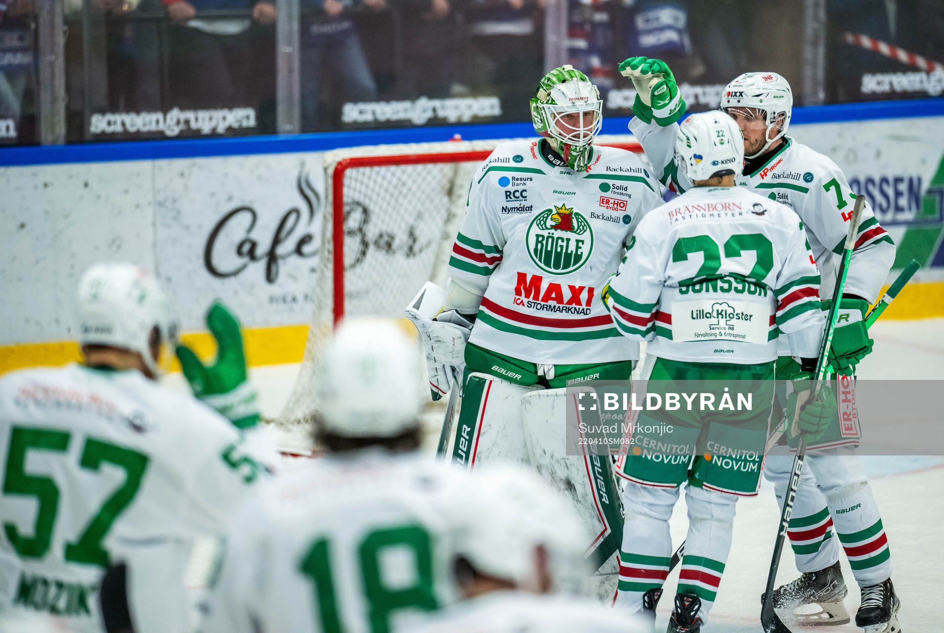Rögles målvakt Calle Clang och Valtteri Kemiläinen jublar