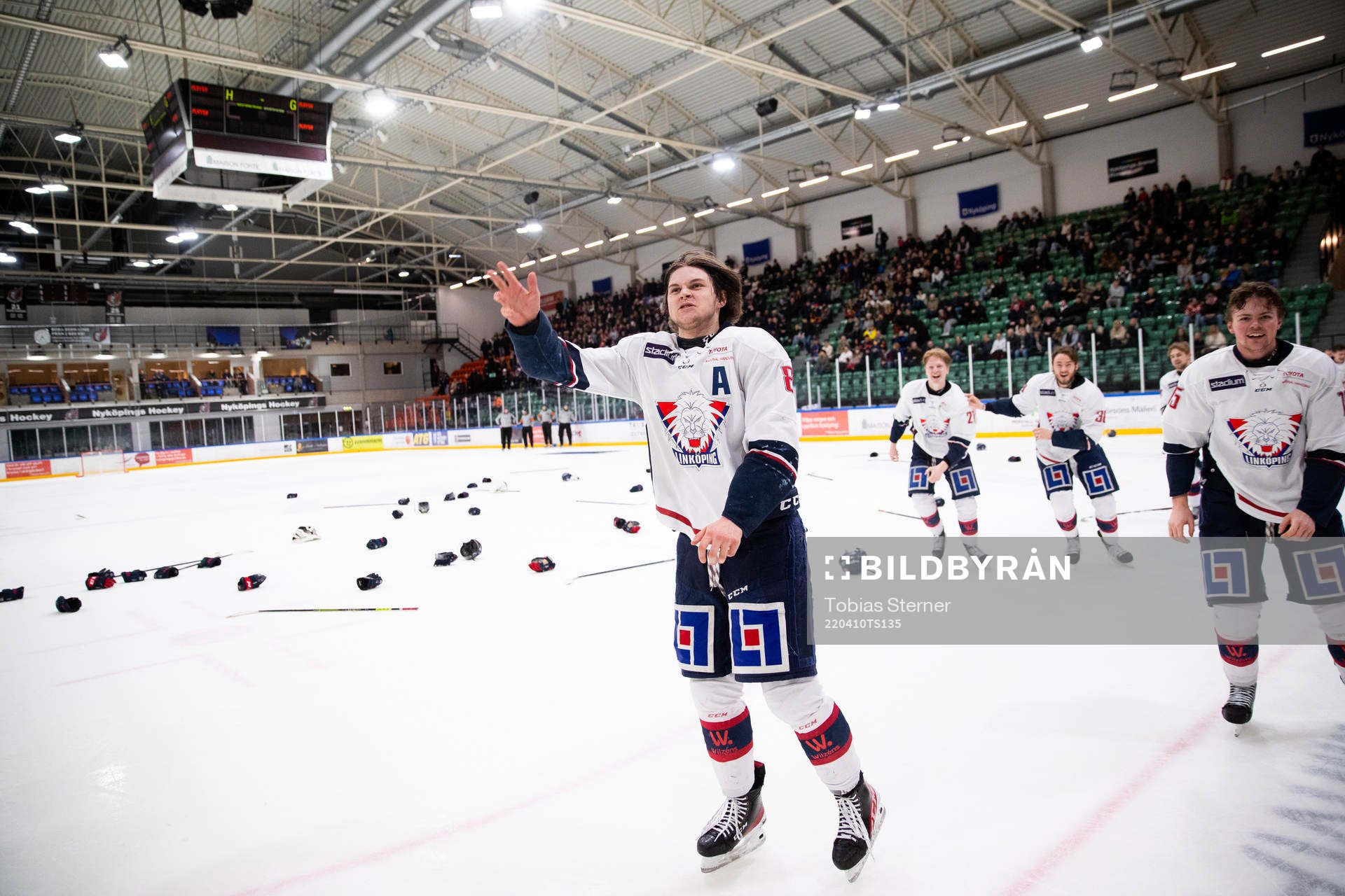 Linköpings Jonathan Myrenberg  jublar