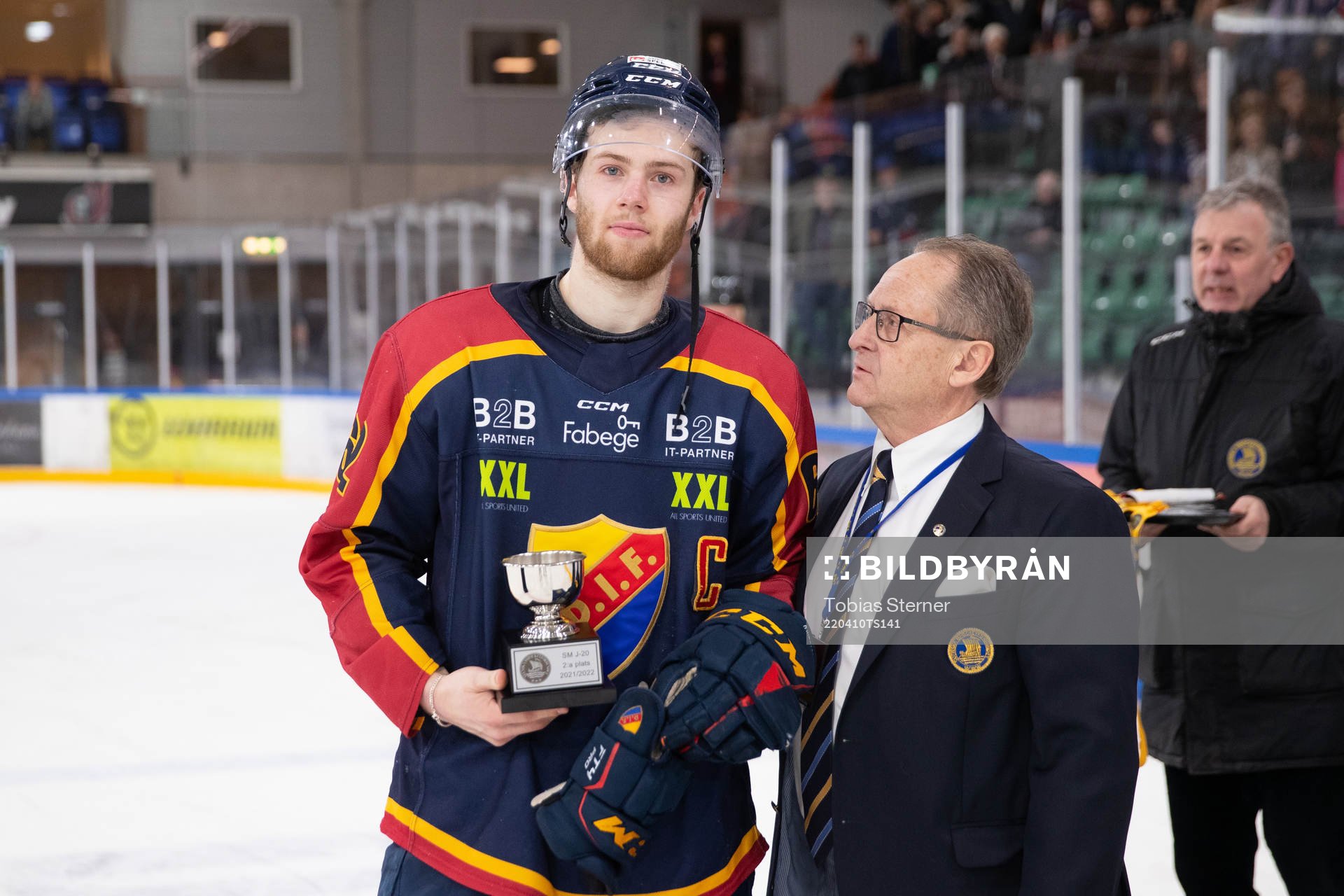 Djurgårdens Wiktor Nilsson med silverpokal och Svenska