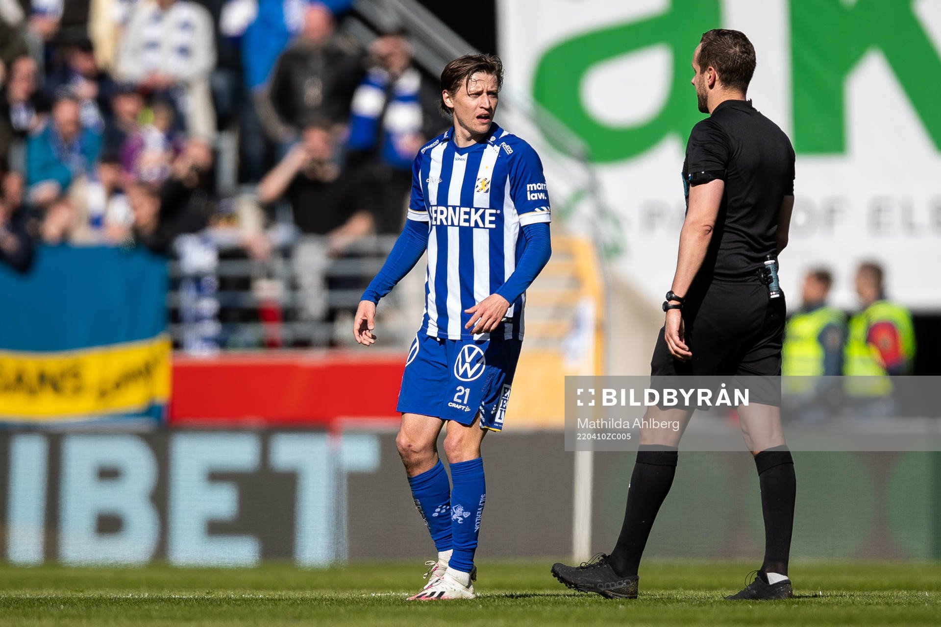 IFK Göteborgs Simon Thern i diskussion med domare Victor