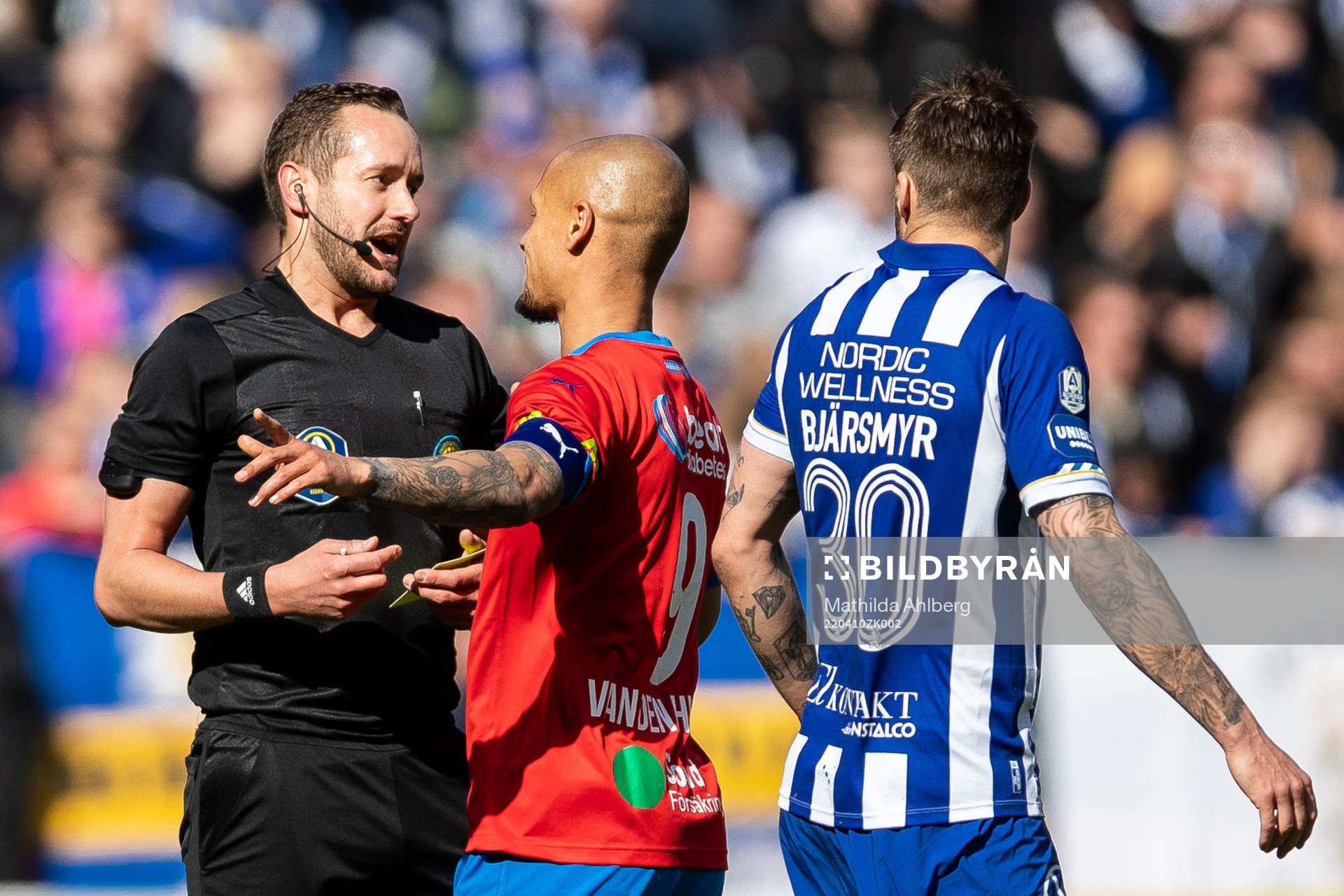 Domare Victor Wolf i diskussion med Helsingborgs Anthony van
