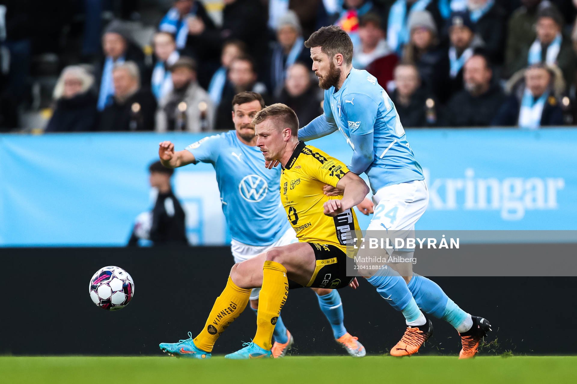 Elfsborgs Per Frick och Malmö FFs Lasse Nielsen under fotbollsmatchen i Allsvenskan mellan Malmö FF och Elfsborg den 11 april 2022 i Malmö.