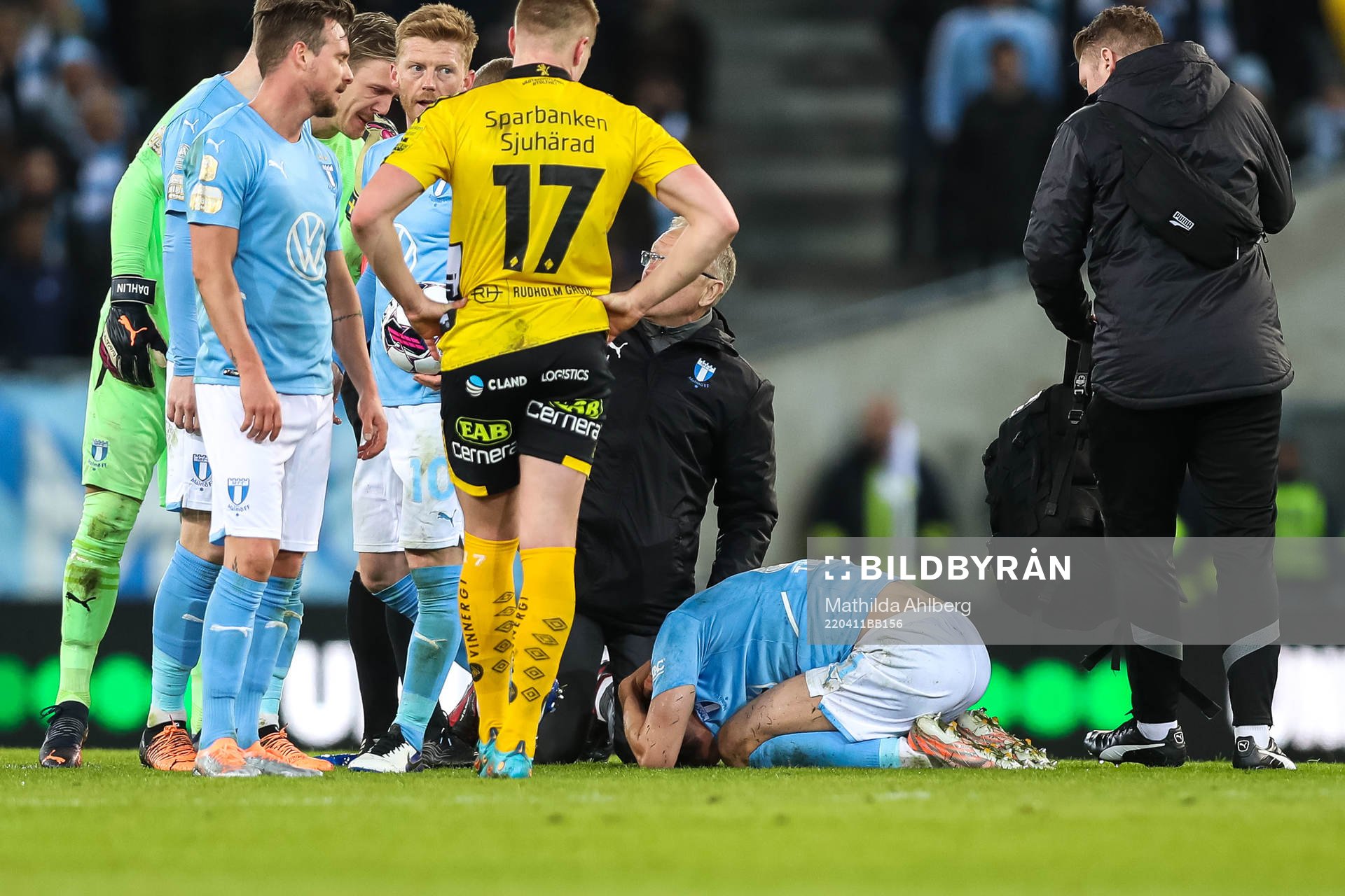 Malmö FFs Dennis Hadzikadunic  har ont under fotbollsmatchen i Allsvenskan mellan Malmö FF och Elfsborg den 11 april 2022 i Malmö. 