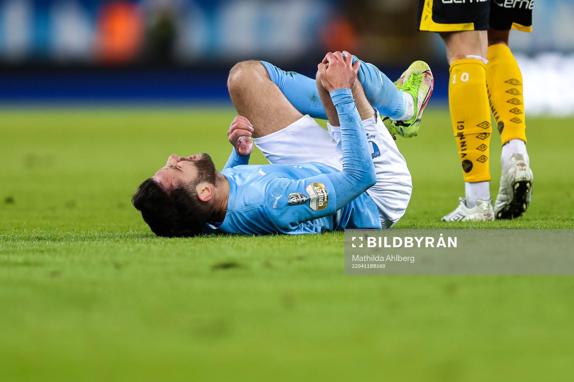 Malmö FFs Erdal Rakip har ont under fotbollsmatchen i Allsvenskan mellan Malmö FF och Elfsborg den 11 april 2022 i Malmö. 