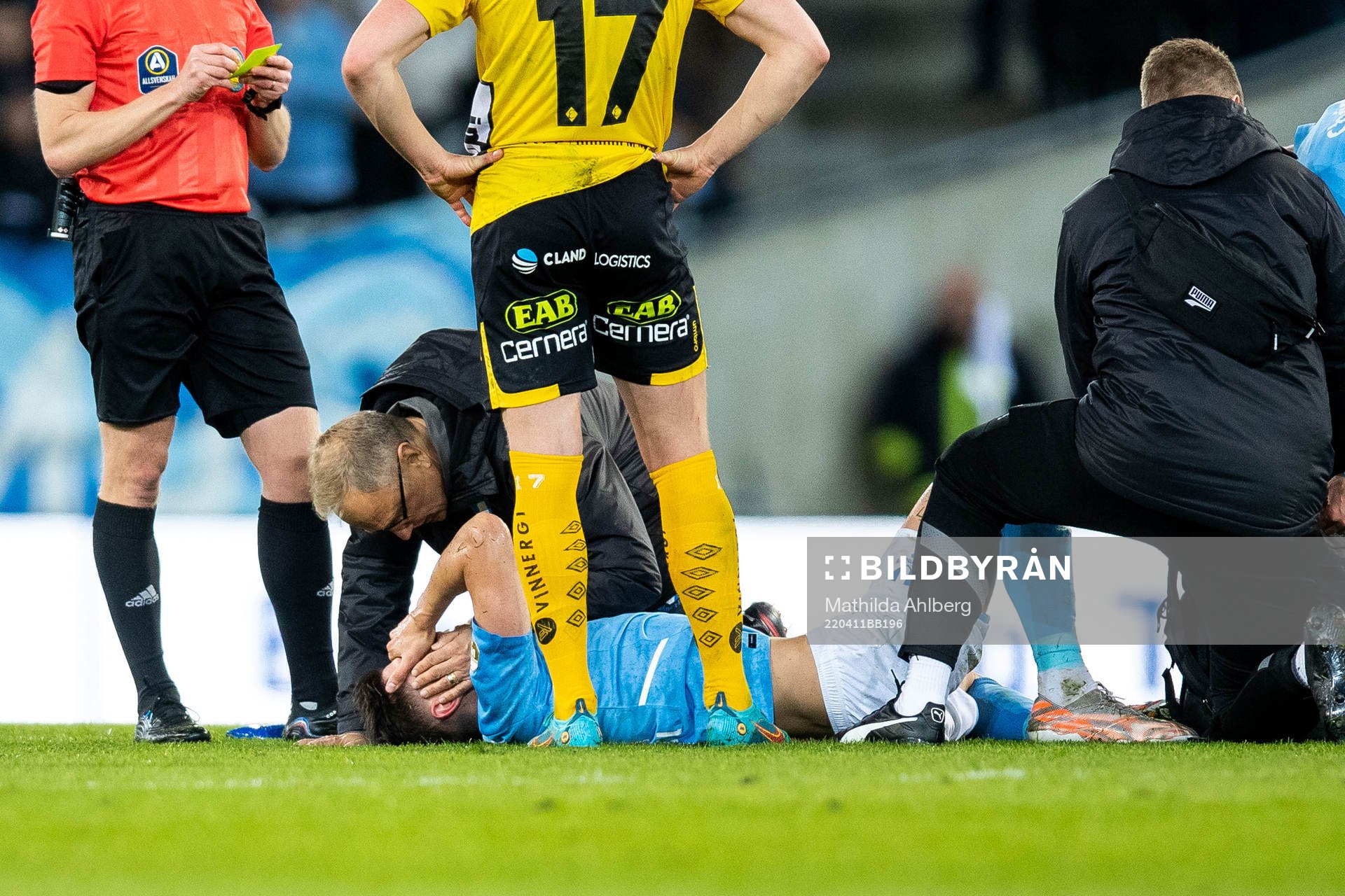 Malmö FFs Dennis Hadzikadunic  har ont