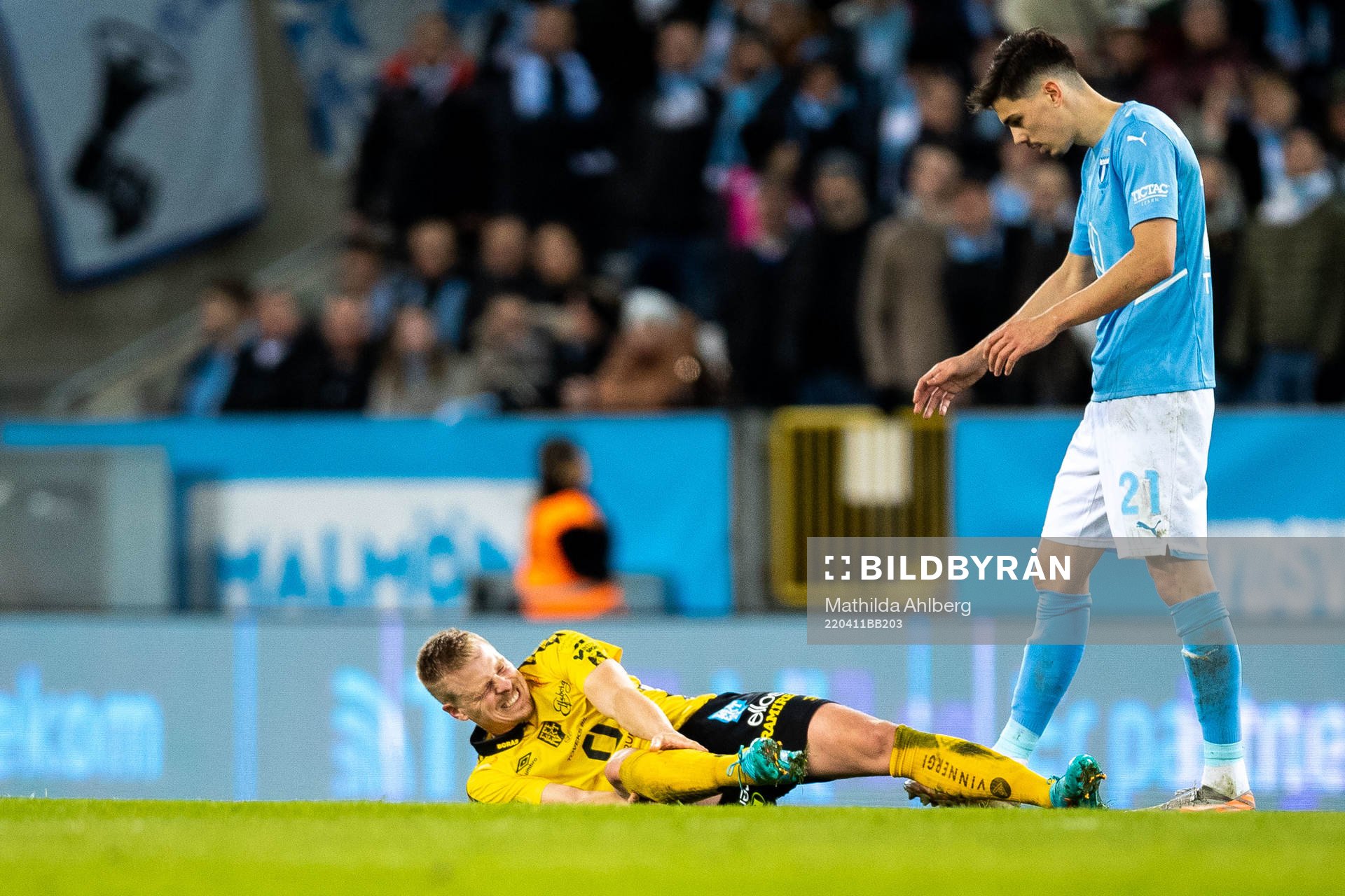Elfsborgs Per Frick har ont under fotbollsmatchen i Allsvenskan mellan Malmö FF och Elfsborg den 11 april 2022 i Malmö. 