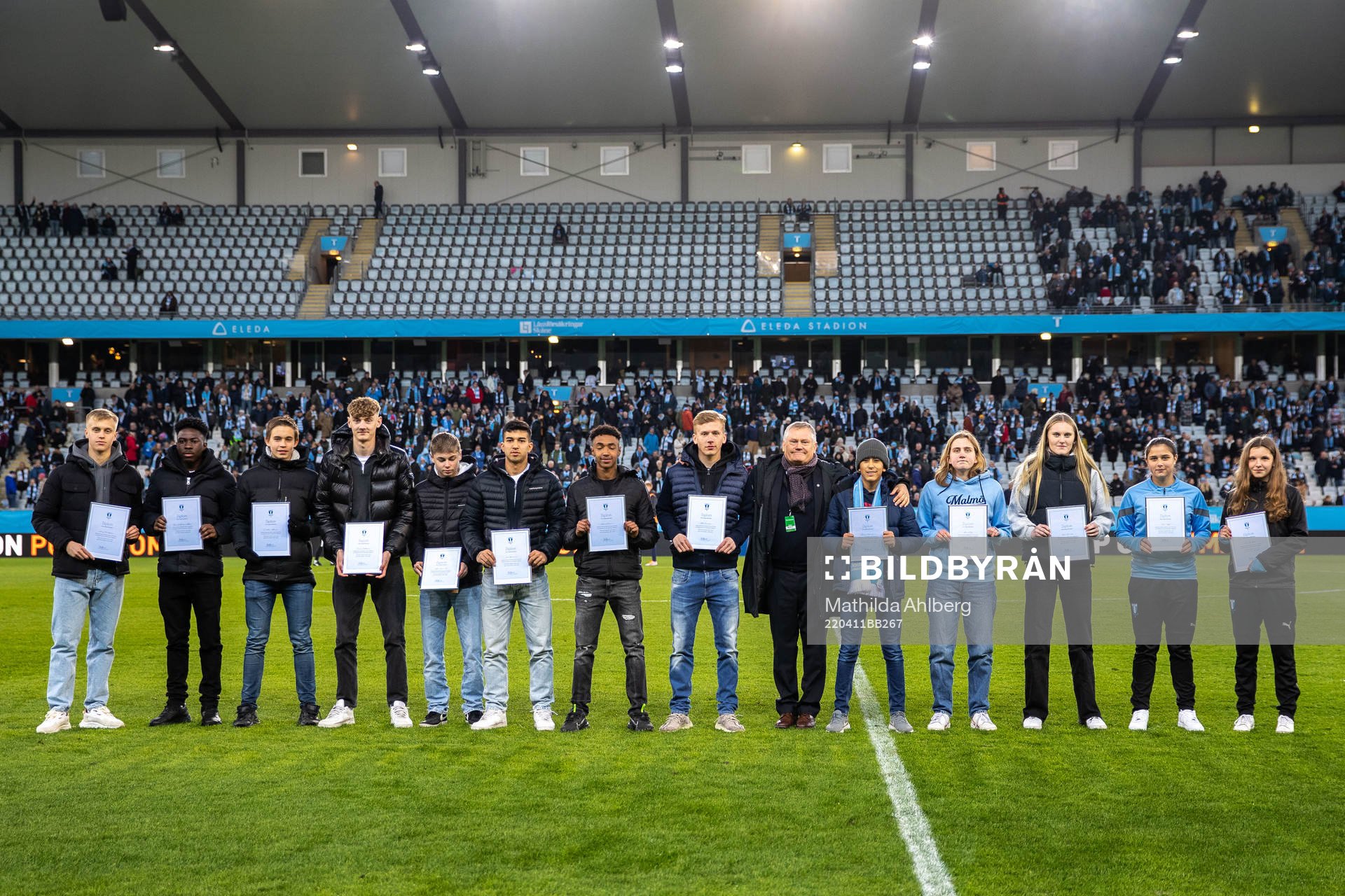 Stipendiaterna Ines Fredlund, James Policarpio, Mim Tofft, Olle Snorrason, Julia Cavander, Alva Falk, Oskar Kronvall, Ahmed Yassin, Marcus Pettersson, William Åkesson, Raymond Amayan Adjei, Lass Hamawand, Ludvig Nicklasson till Gunnar Djupes minnesfond som delades ut av Malmö FFs ordförande Anders Pålsson under fotbollsmatchen i Allsvenskan mellan Malmö FF och Elfsborg den 11 april 2022 i Malmö.