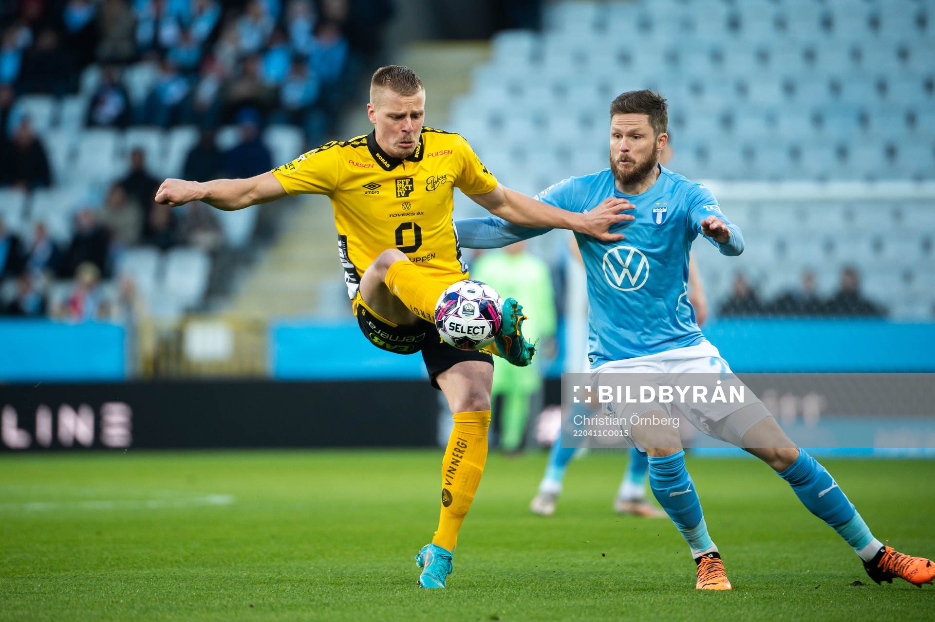 Elfsborgs Per Frick och Malmö FFs Lasse Nielsen under fotbollsmatchen i Allsvenskan mellan Malmö FF och Elfsborg den 11 april 2022 i Malmö.