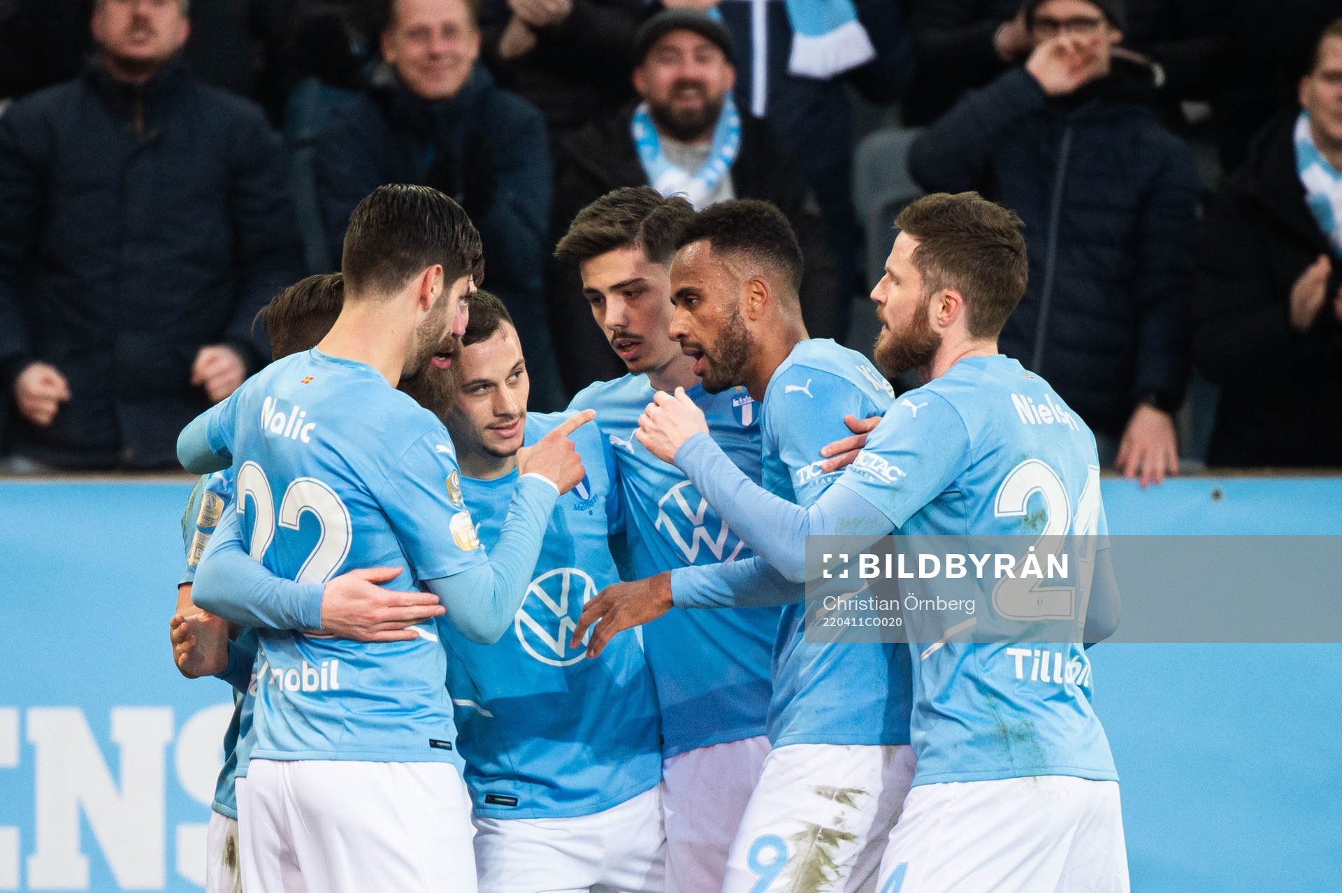 Malmö FFs Veljko Birmancevic jublar med lagkamrater efter 1-0 under fotbollsmatchen i Allsvenskan mellan Malmö FF och Elfsborg den 11 april 2022 i Malmö.