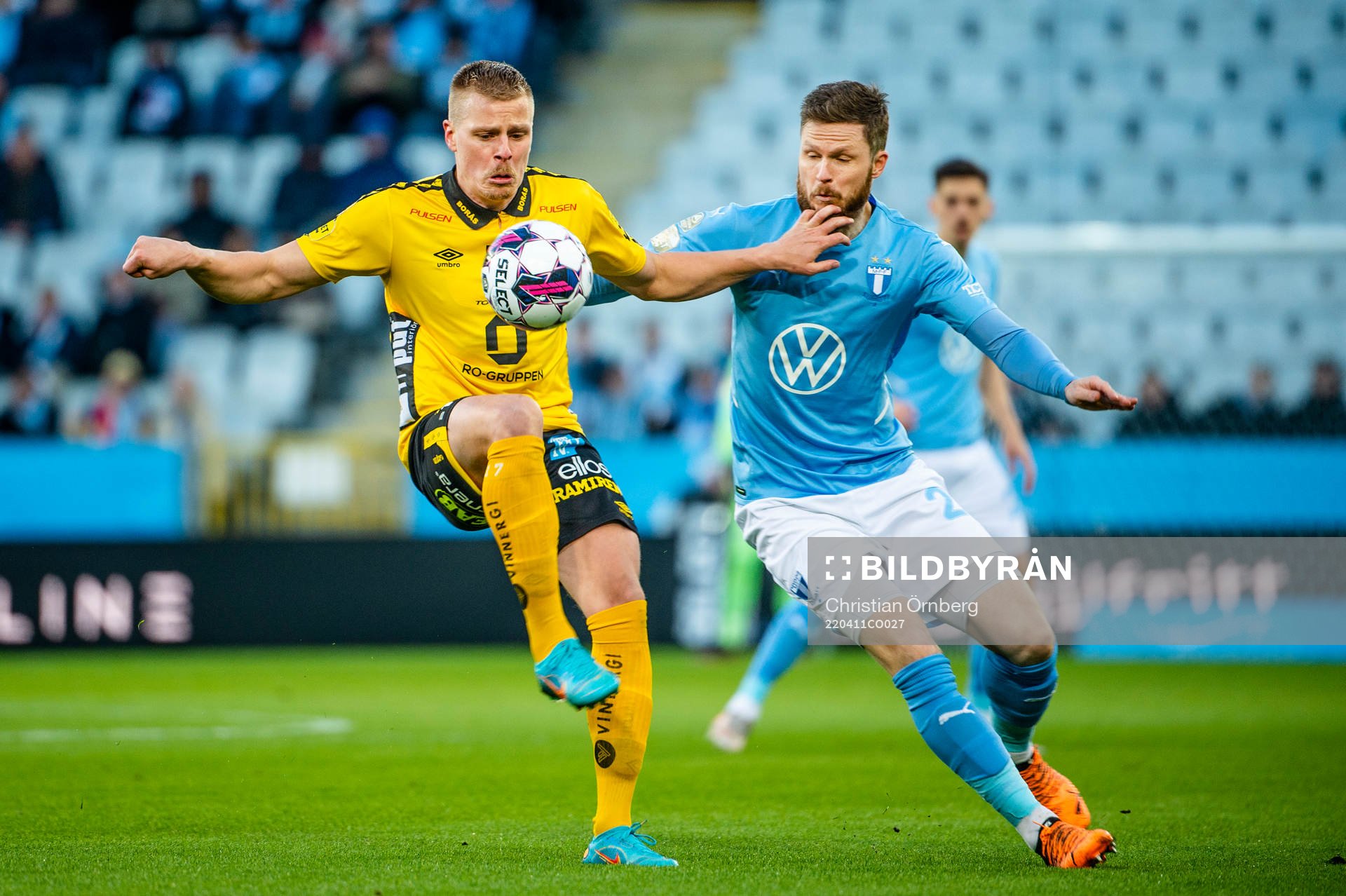 Elfsborgs Per Frick mot Malmö FFs Lasse Nielsen under fotbollsmatchen i Allsvenskan mellan Malmö FF och Elfsborg den 11 april 2022 i Malmö.
