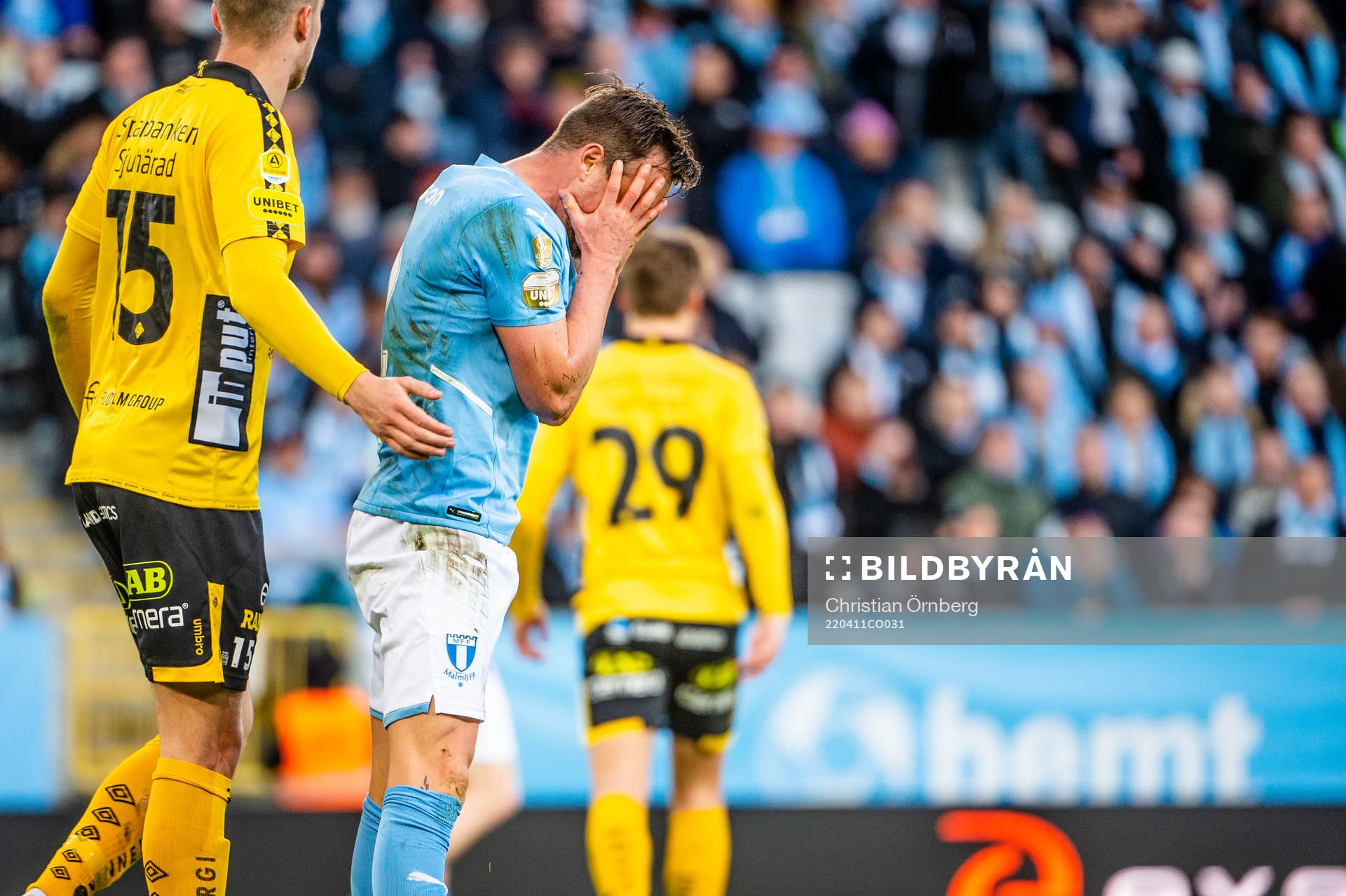 Malmö FFs Eric Larsson deppar