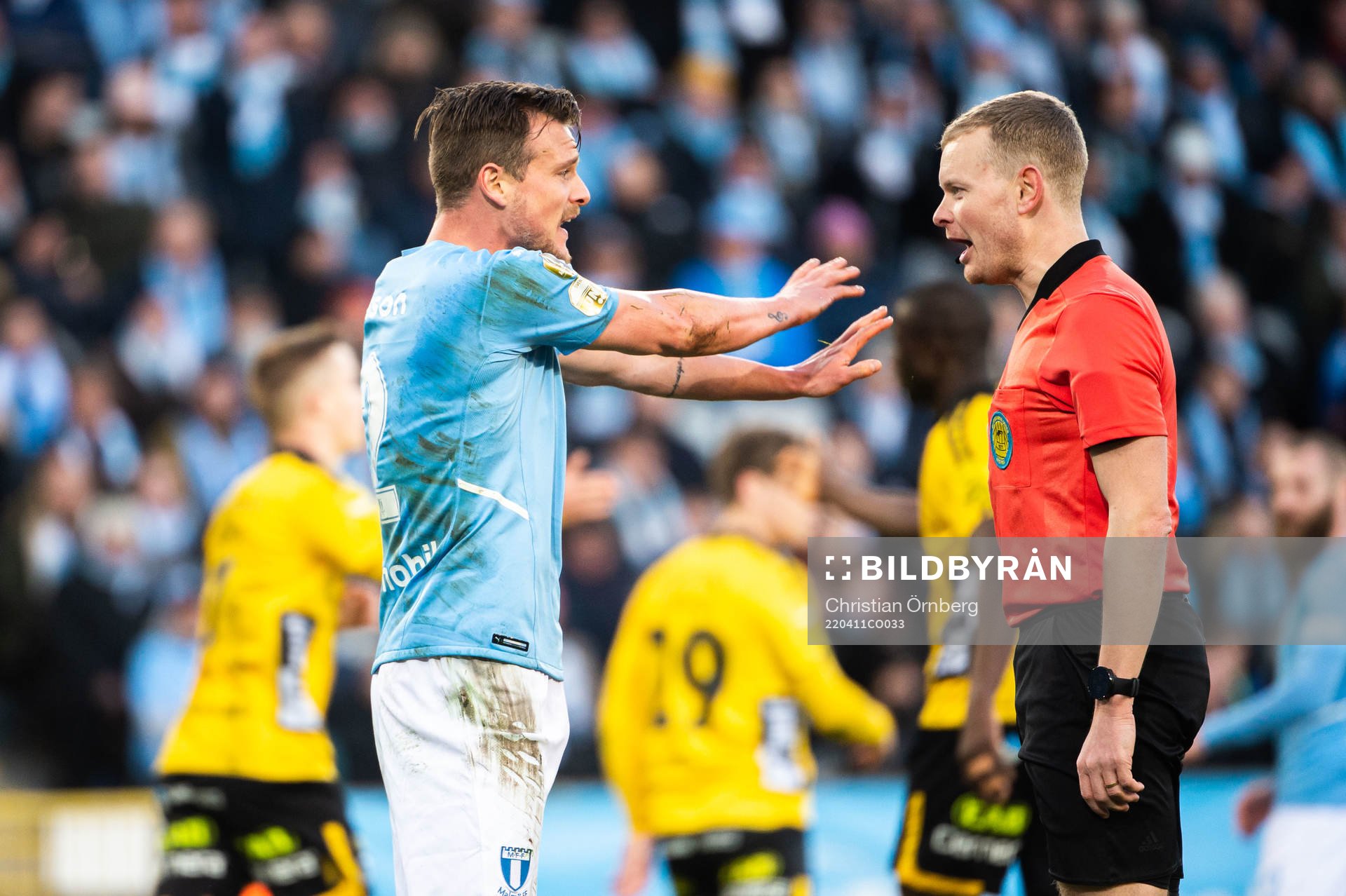 Malmö FFs Eric Larsson och domare Fredrik Klitte