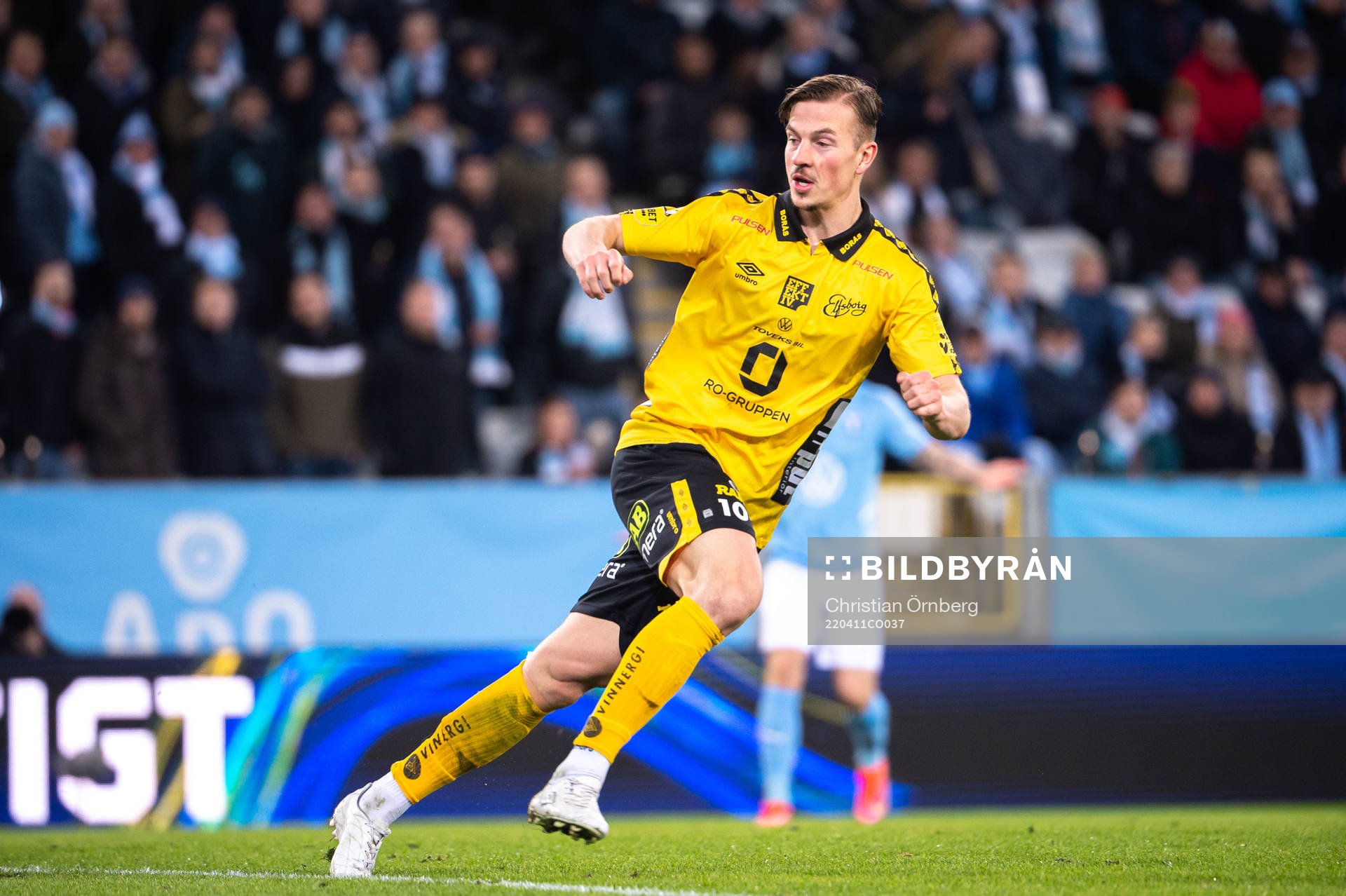 Elfsborgs Simon Olsson jublar efter 1-1 under fotbollsmatchen i Allsvenskan mellan Malmö FF och Elfsborg den 11 april 2022 i Malmö. 