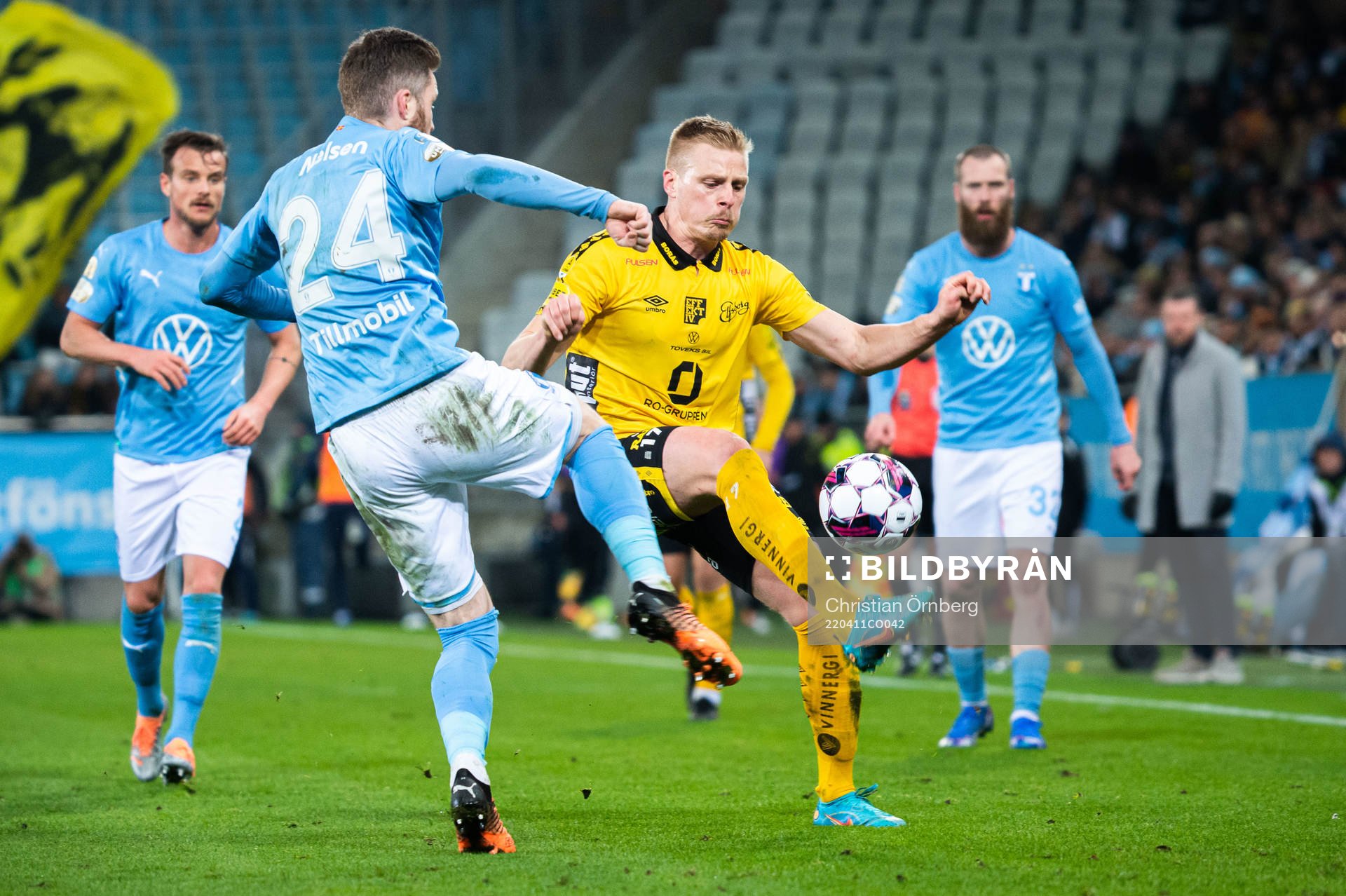 Malmö FFs Lasse Nielsen och Elfsborgs Per Frick under fotbollsmatchen i Allsvenskan mellan Malmö FF och Elfsborg den 11 april 2022 i Malmö.