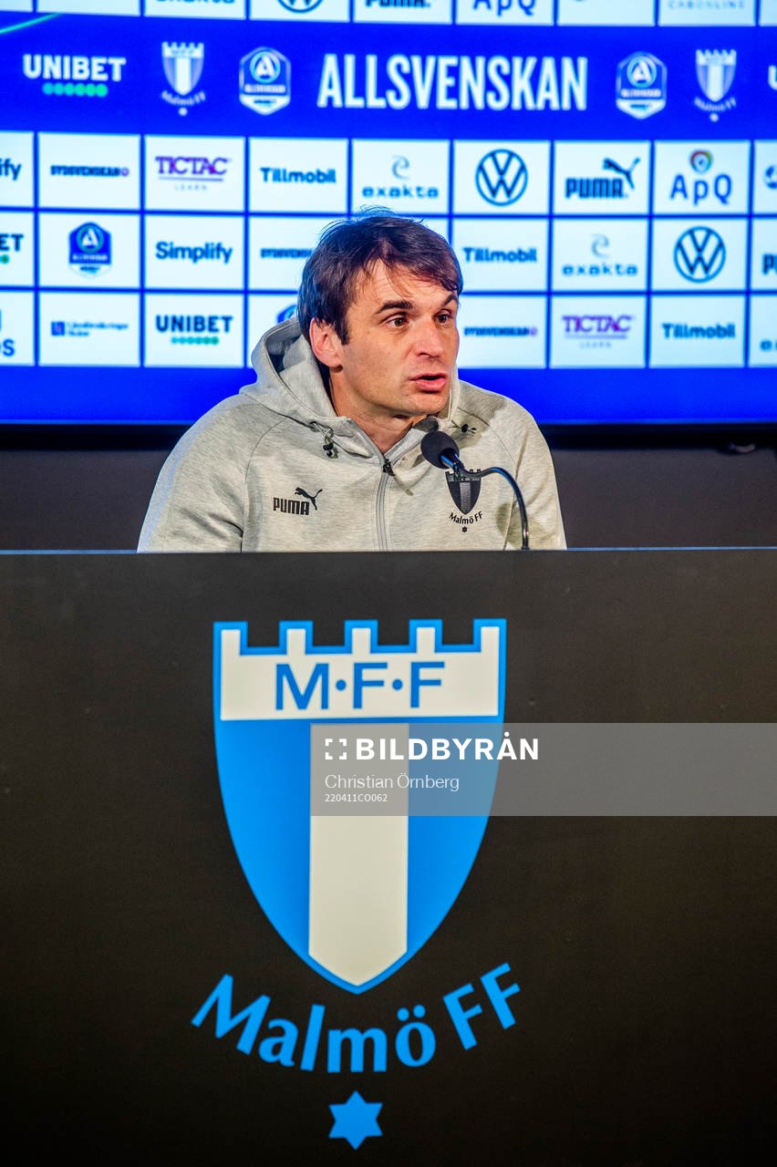 Malmö FFs tränare Milos Milojevic på presskonferensen