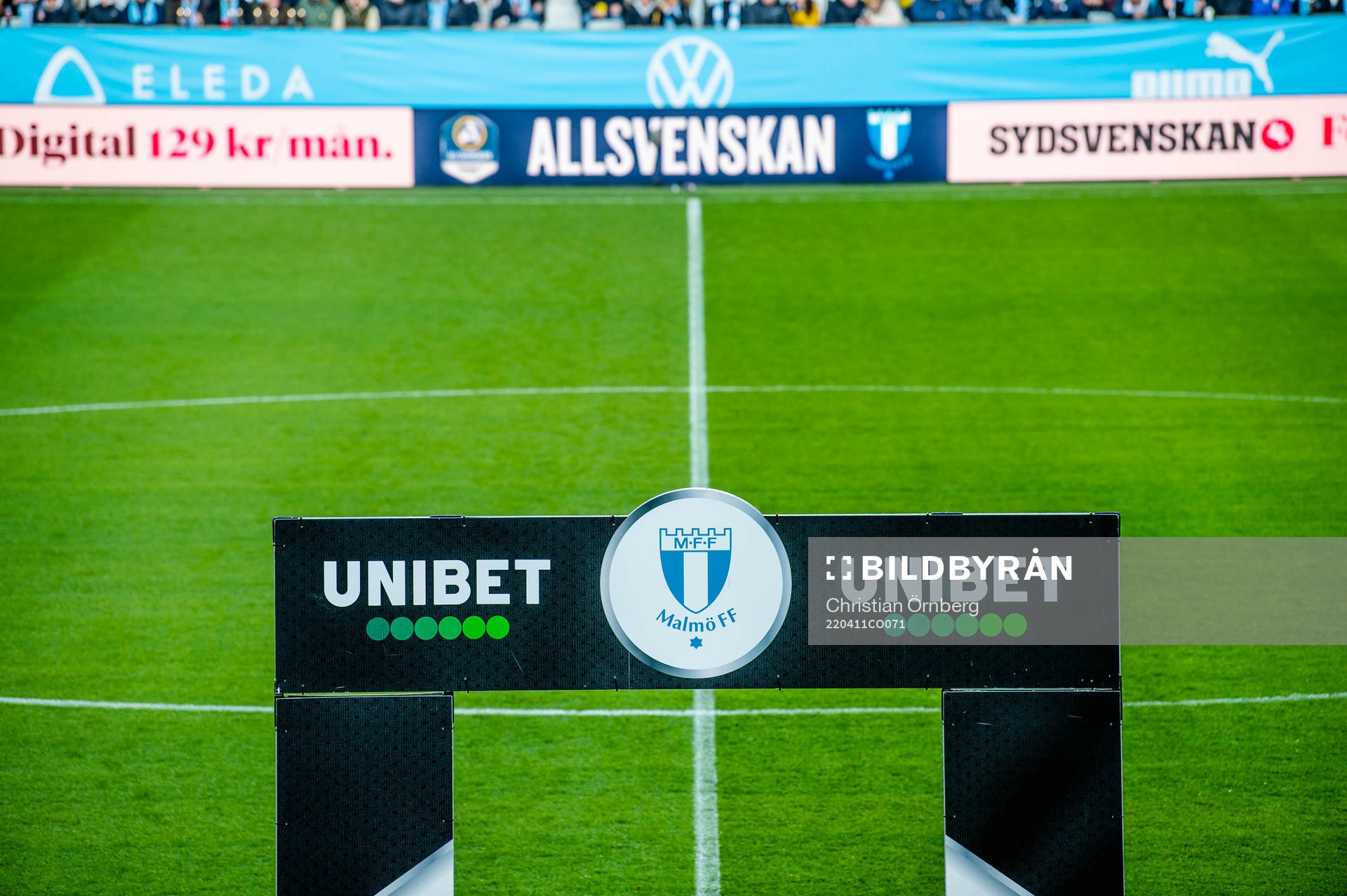 Reklam för Unibet på Eleda stadion innan fotbollsmatchen