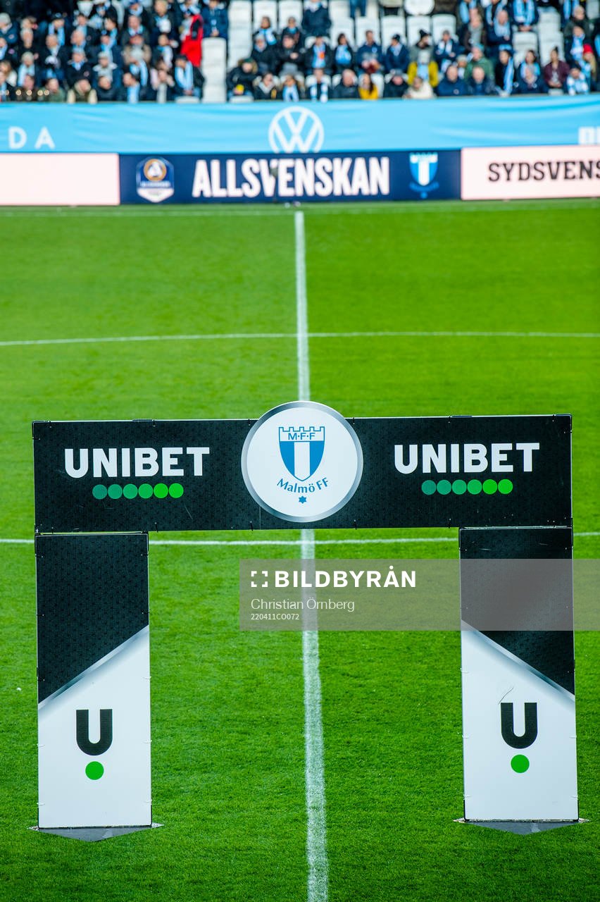 Reklam för Unibet på Eleda stadion innan fotbollsmatchen