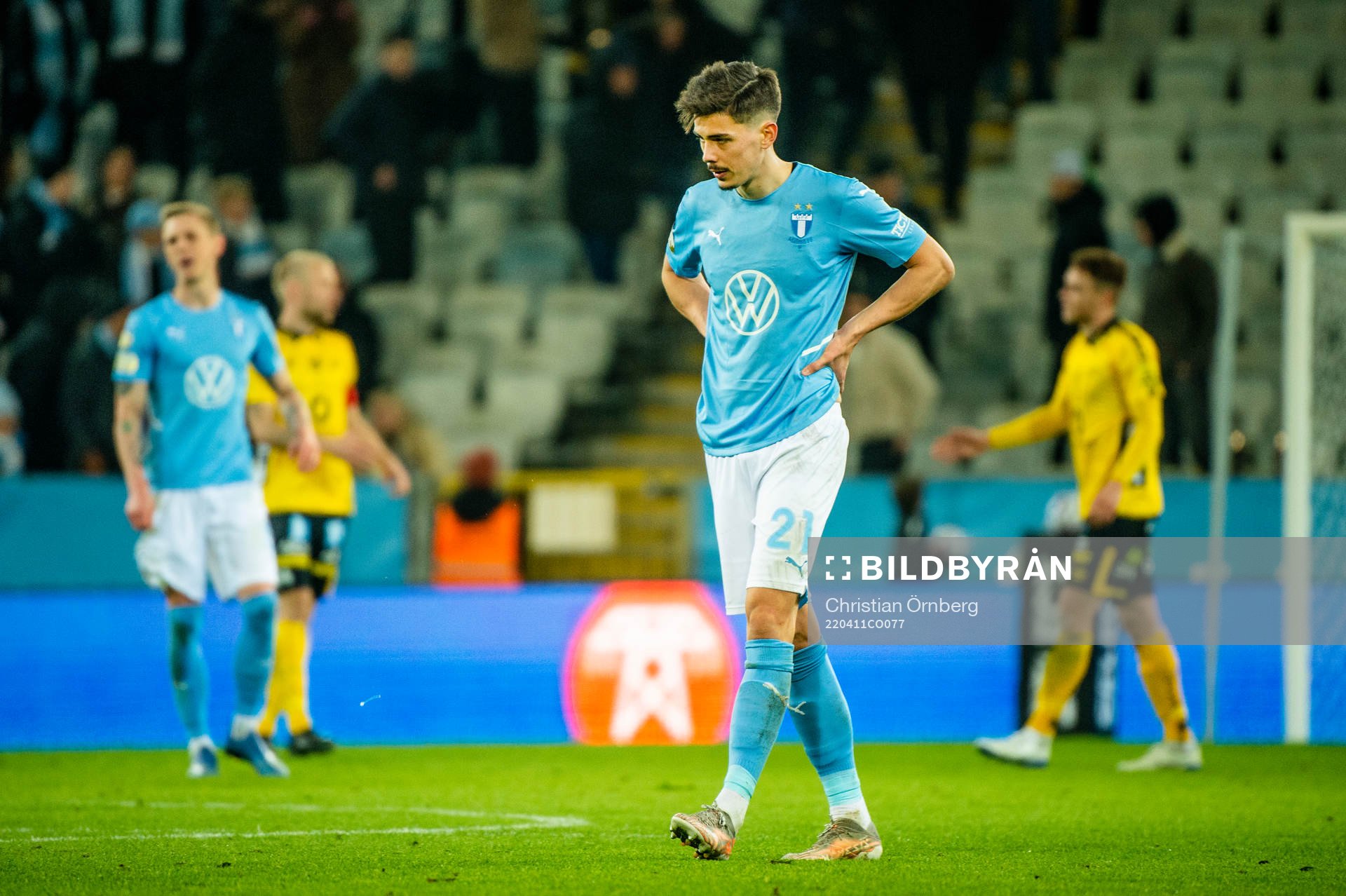 Malmö FFs Dennis Hadzikadunic deppar