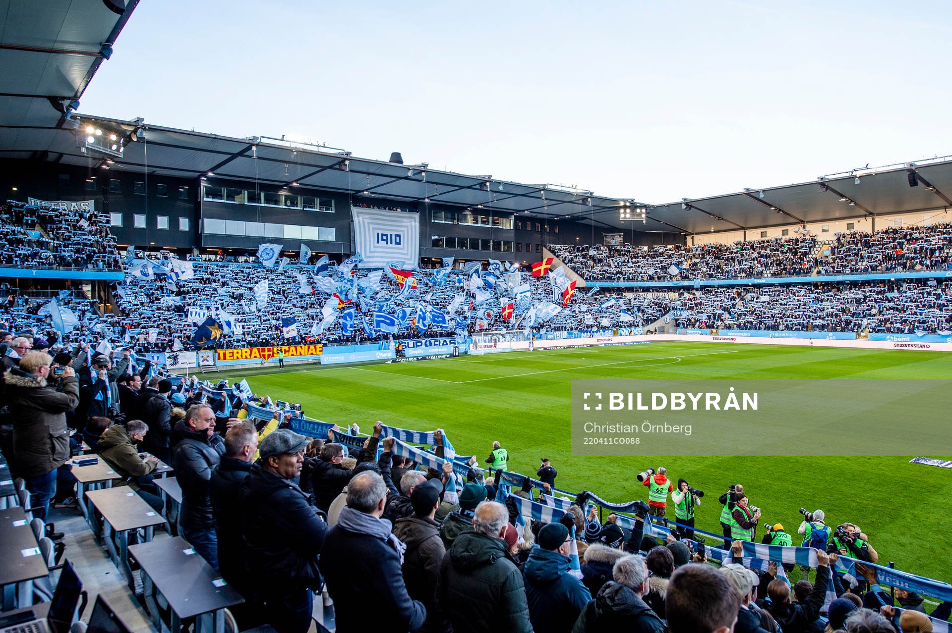 Publiken på Eleda stadion innan fotbollsmatchen i