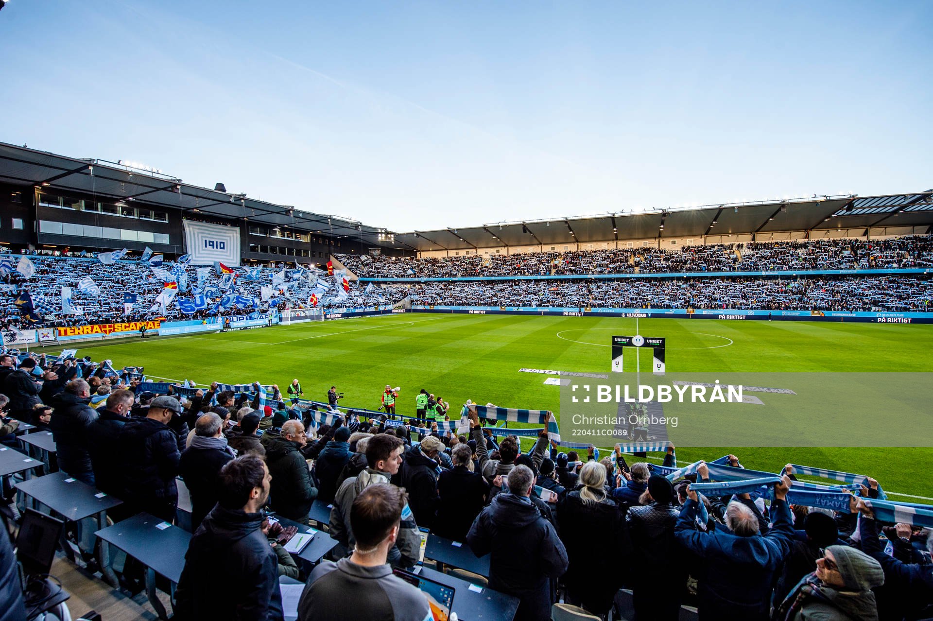 Publiken på Eleda stadion innan fotbollsmatchen i