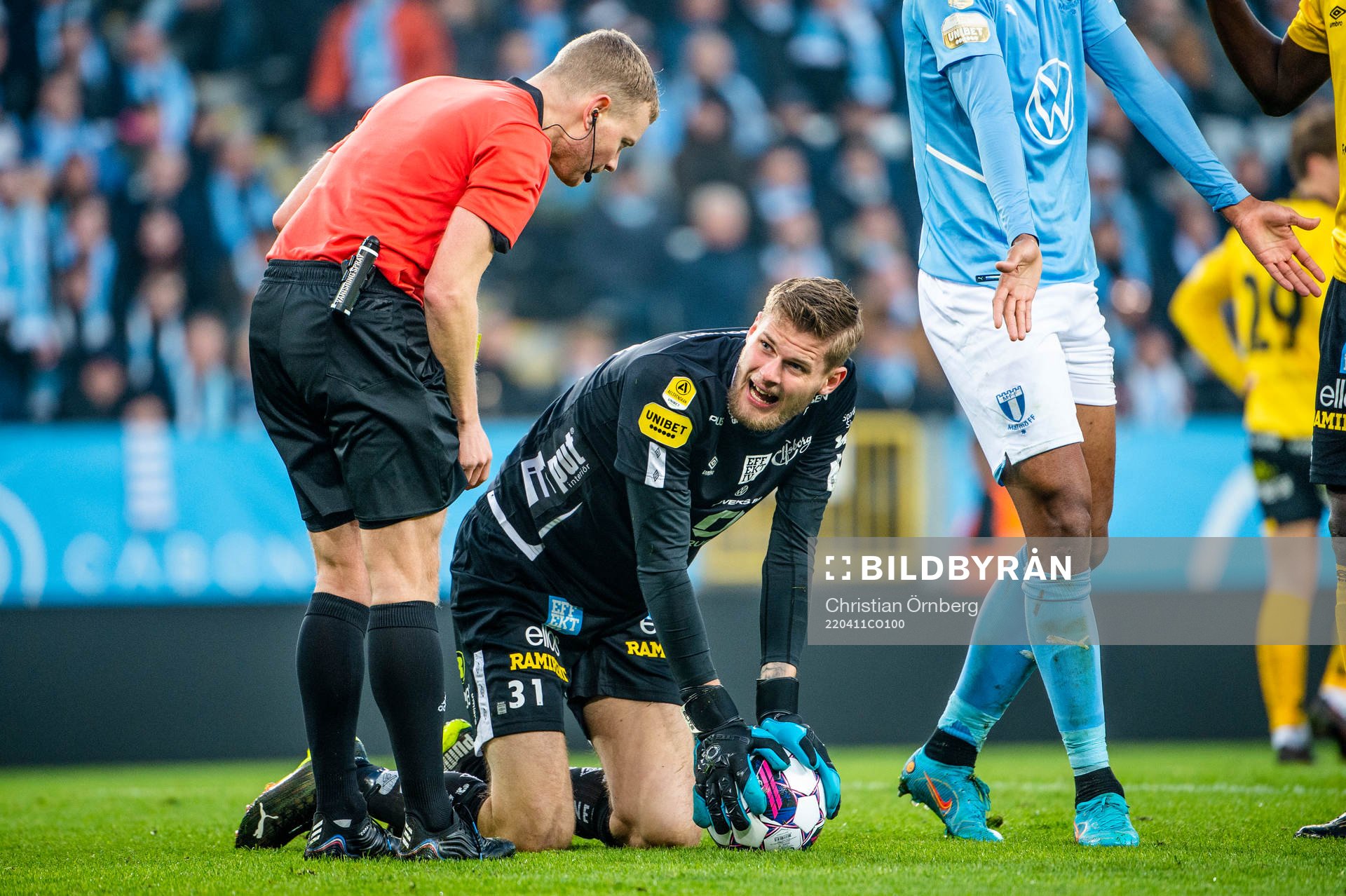 Domare Fredrik Klitte och Elfsborgs målvakt Tim Rönning