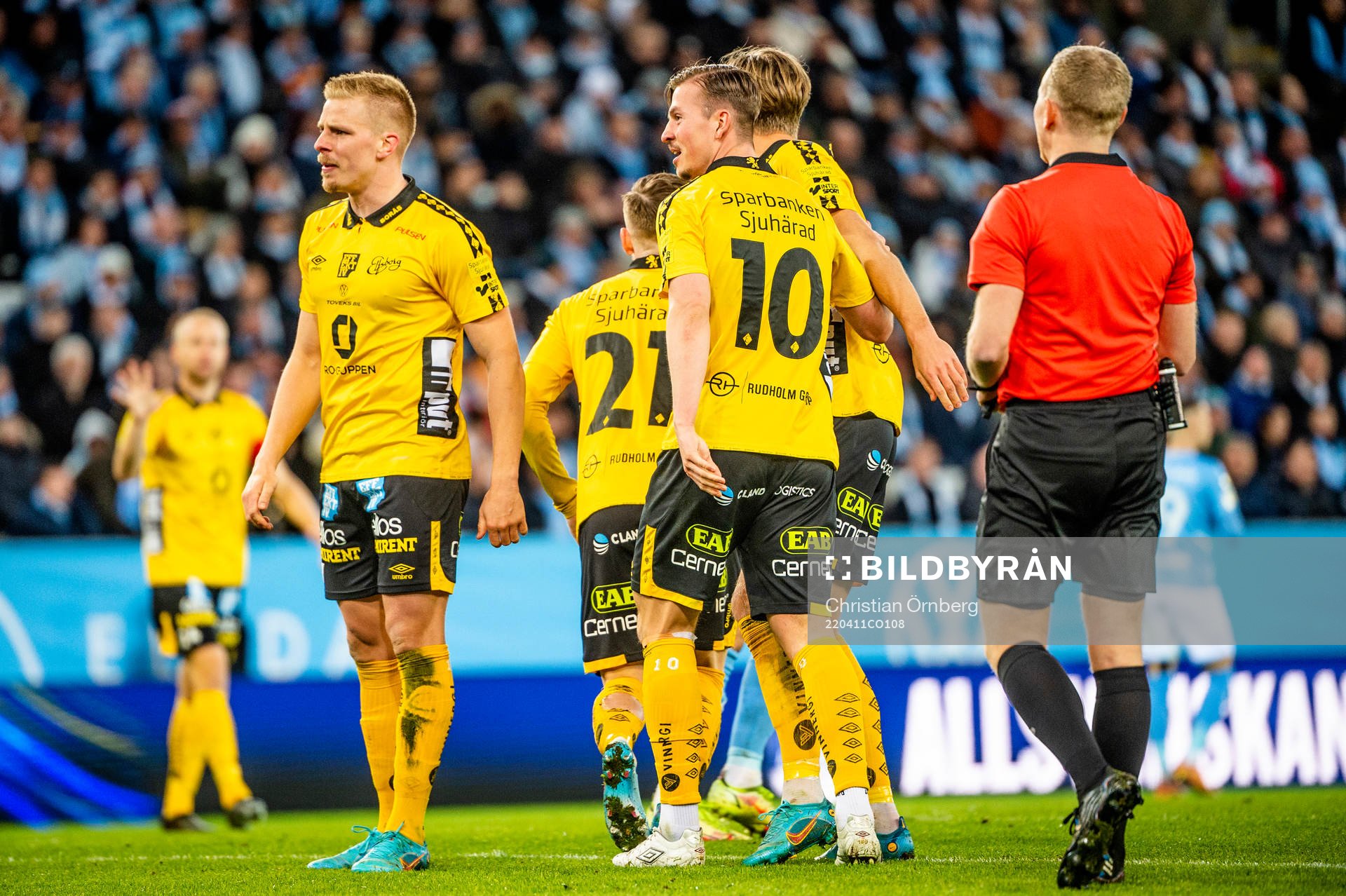 Elfsborgs Simon Olsson jublar med lagkamraterna efter 1-1 under fotbollsmatchen i Allsvenskan mellan Malmö FF och Elfsborg den 11 april 2022 i Malmö.