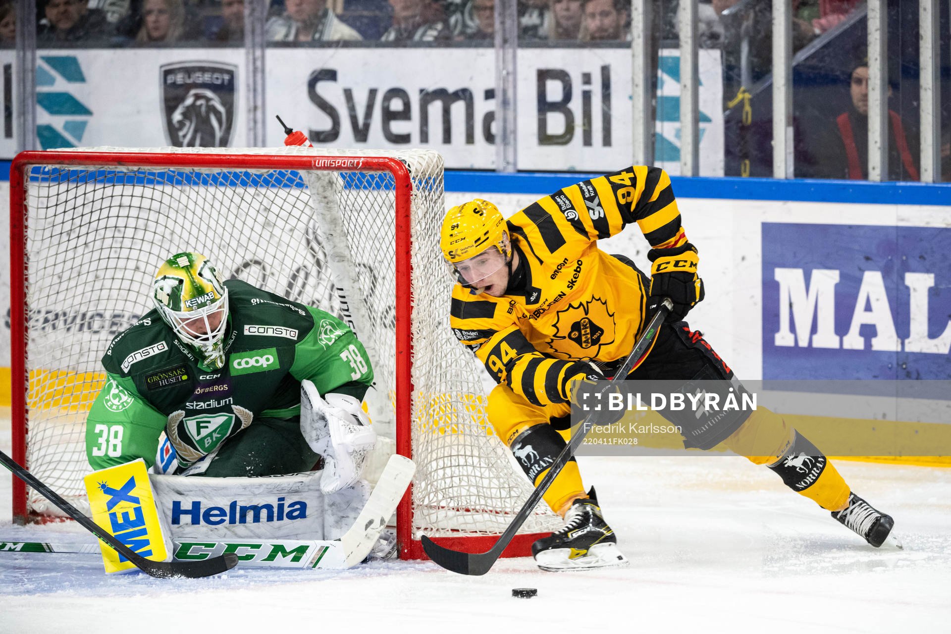Färjestads målvakt Dominik Furch och Skellefteås Linus