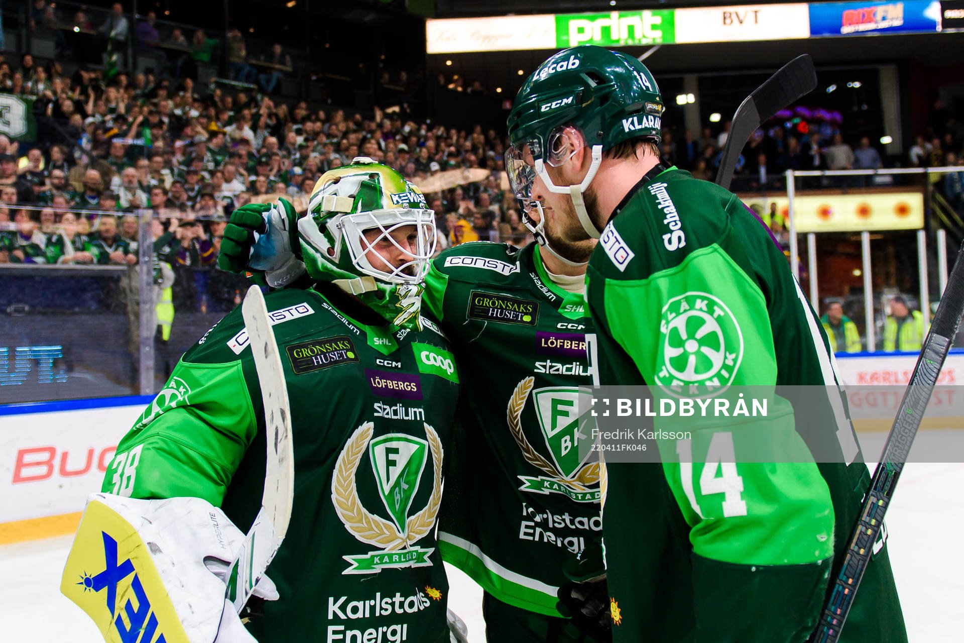 Färjestads målvakt Dominik Furch och Victor Ejdsell jublar