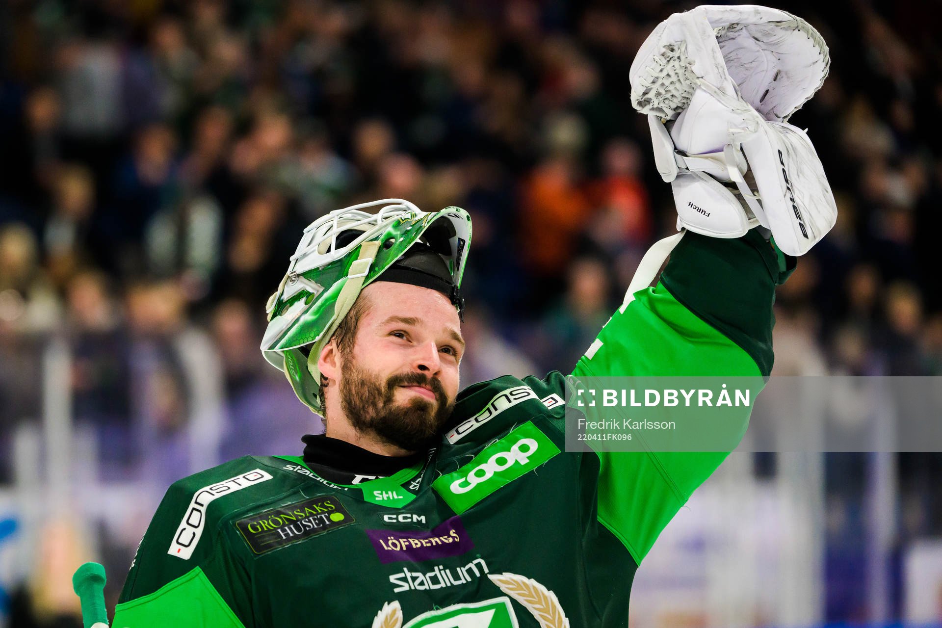 Färjestads målvakt Dominik Furch jublar