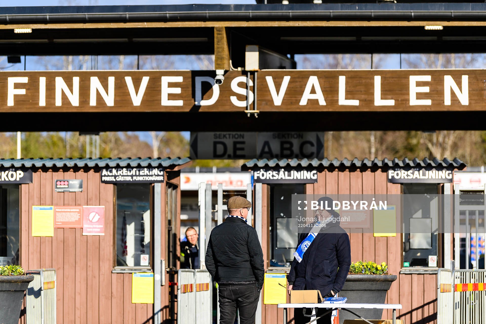 Exteriör vy av Finnvedsvallen före fotbollsmatchen i