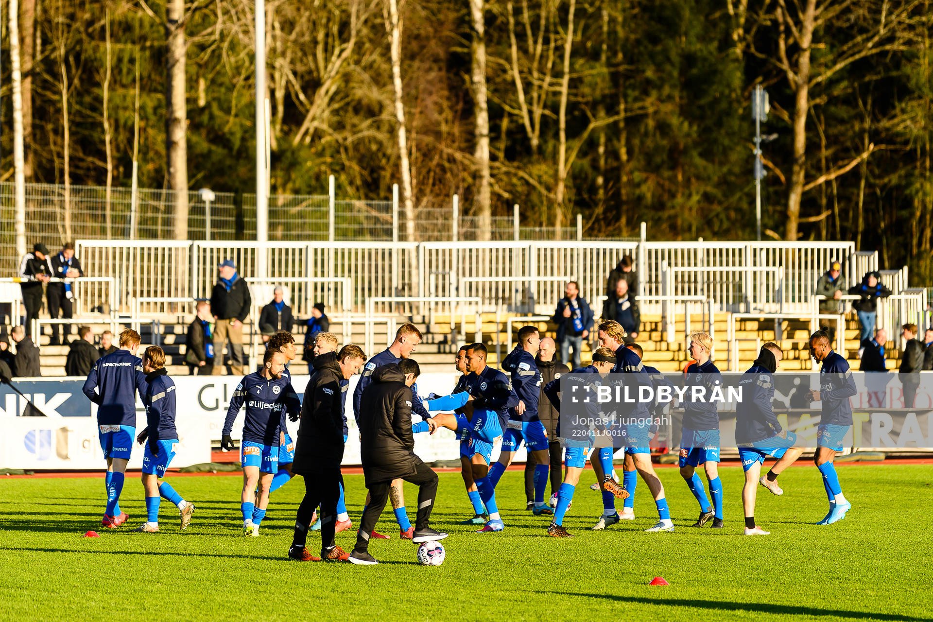 Värnamos spelare värmer upp före fotbollsmatchen i
