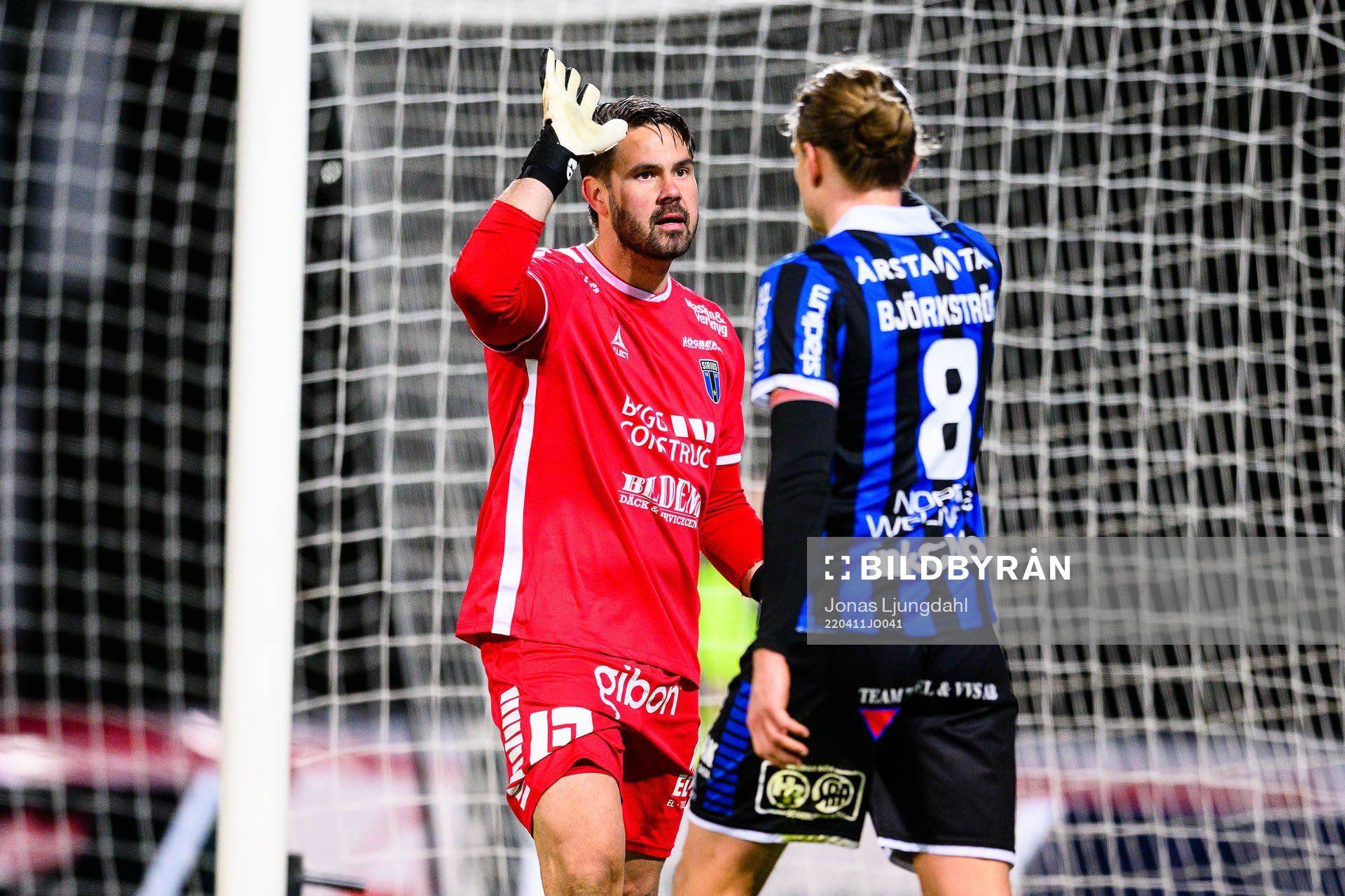 Sirius målvakt Tommi Vaiho och Tim Björkström jublar under fotbollsmatchen i Allsvenskan mellan Värnamo och Sirius den 11 april 2022 i Värnamo.