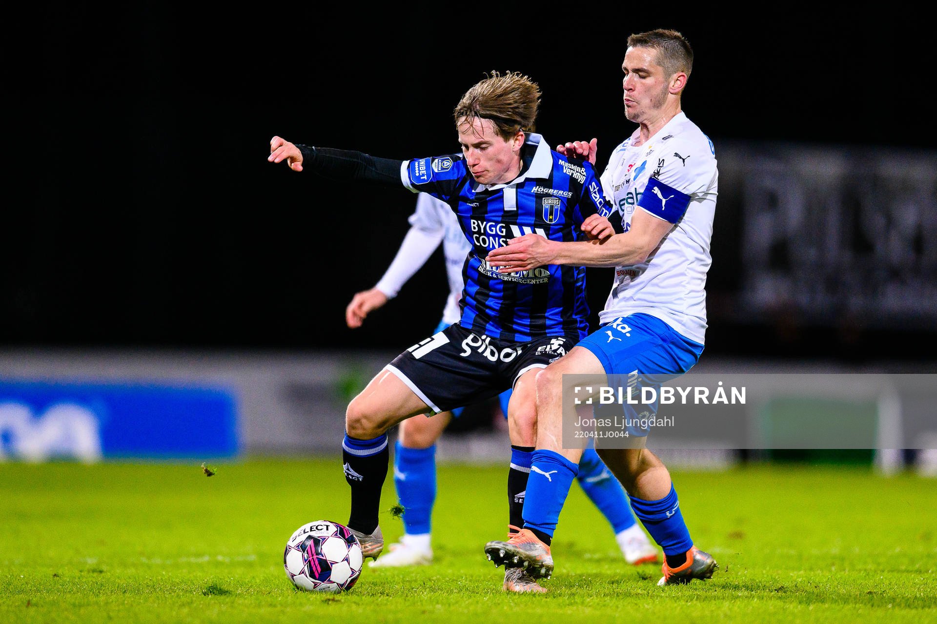 Sirius Johan Karlsson och Värnamos Oscar Johansson under fotbollsmatchen i Allsvenskan mellan Värnamo och Sirius den 11 april 2022 i Värnamo.