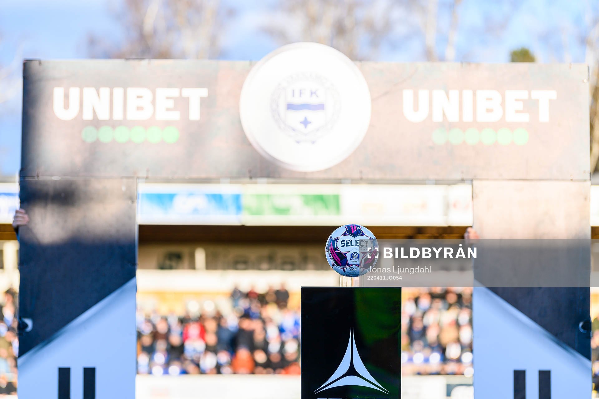 Matcboll med Unibet skyllt bakom före fotbollsmatchen i