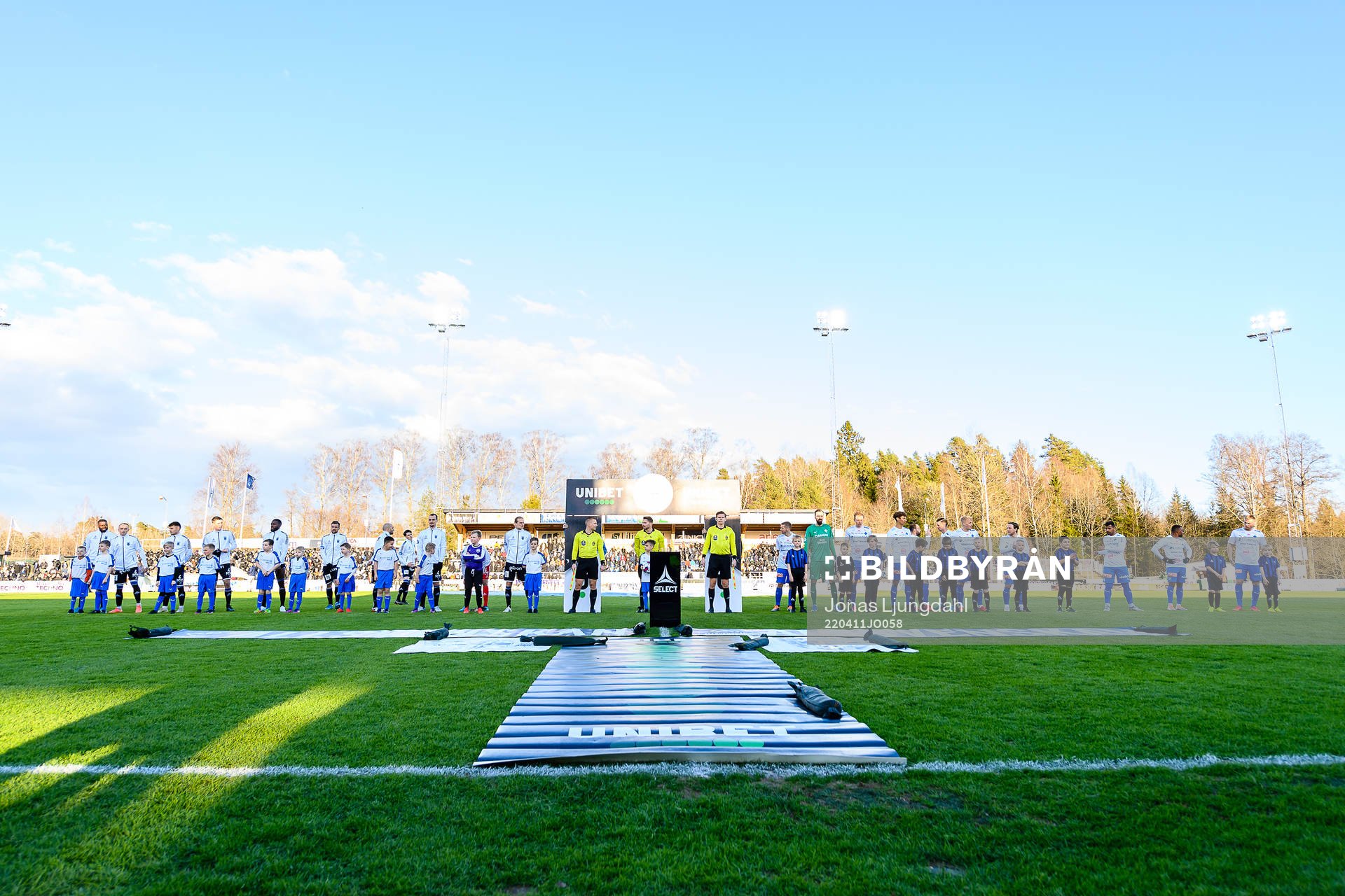 Sirius och Värnamos spelare uppställda före fotbollsmatchen i Allsvenskan mellan Värnamo och Sirius den 11 april 2022 i Värnamo. 