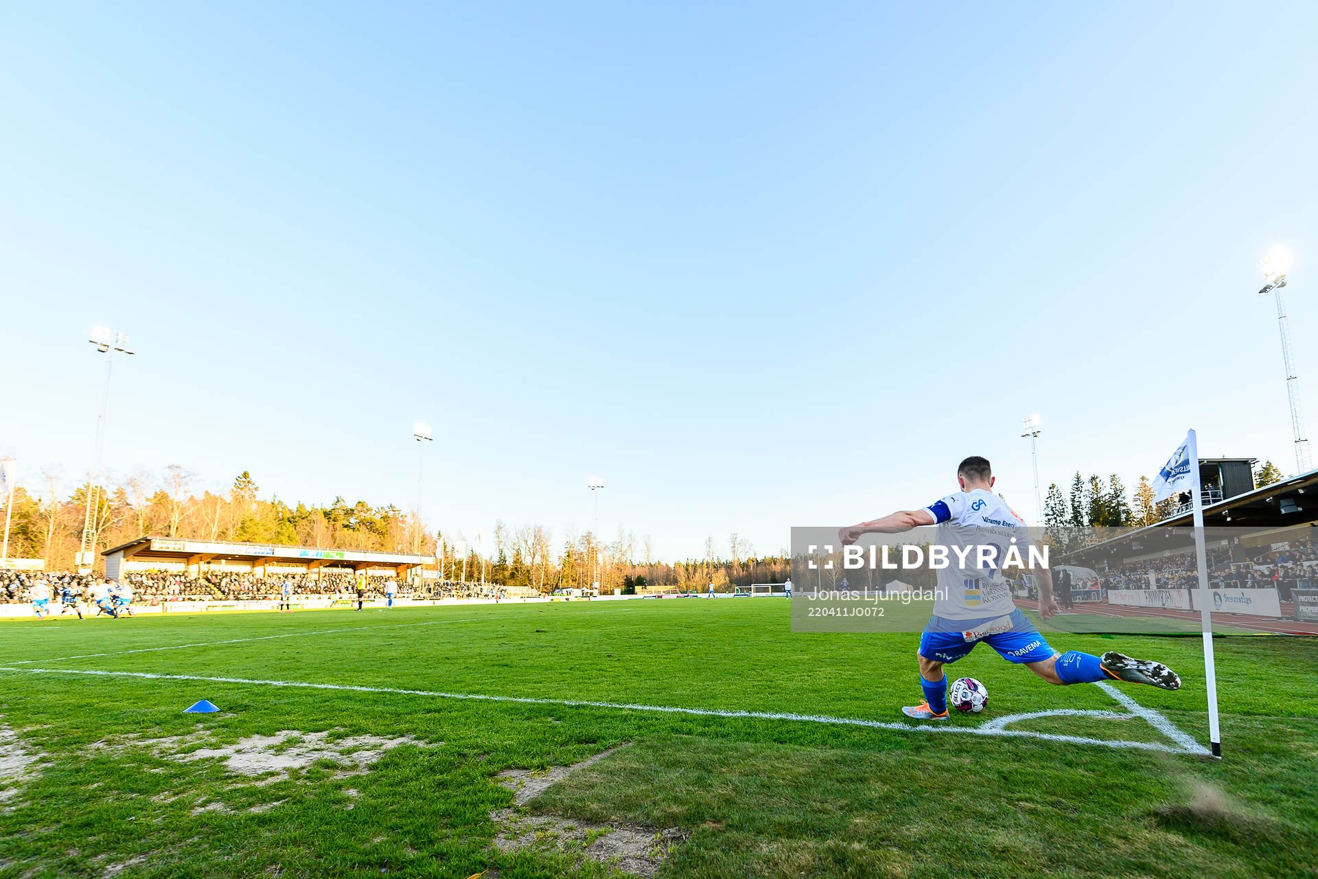 Värnamos Oscar Johansson slår en hörna