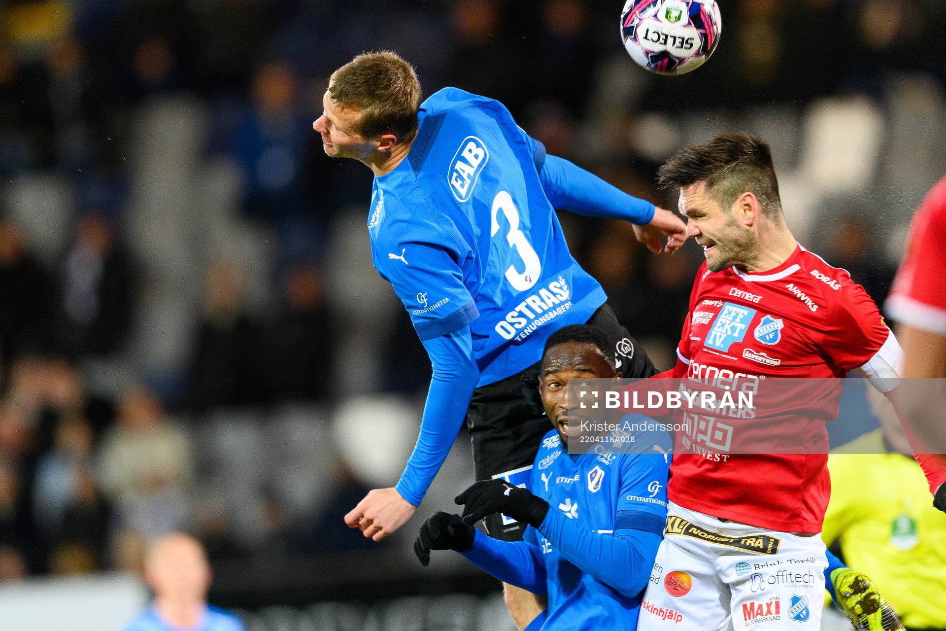 Halmstads Alexander Berntsson och Norrbys Ivo Dominik Pekalski under fotbollsmatchen i Superettan mellan Halmstad och Norrby den 11 april 2022 i Halmstad.