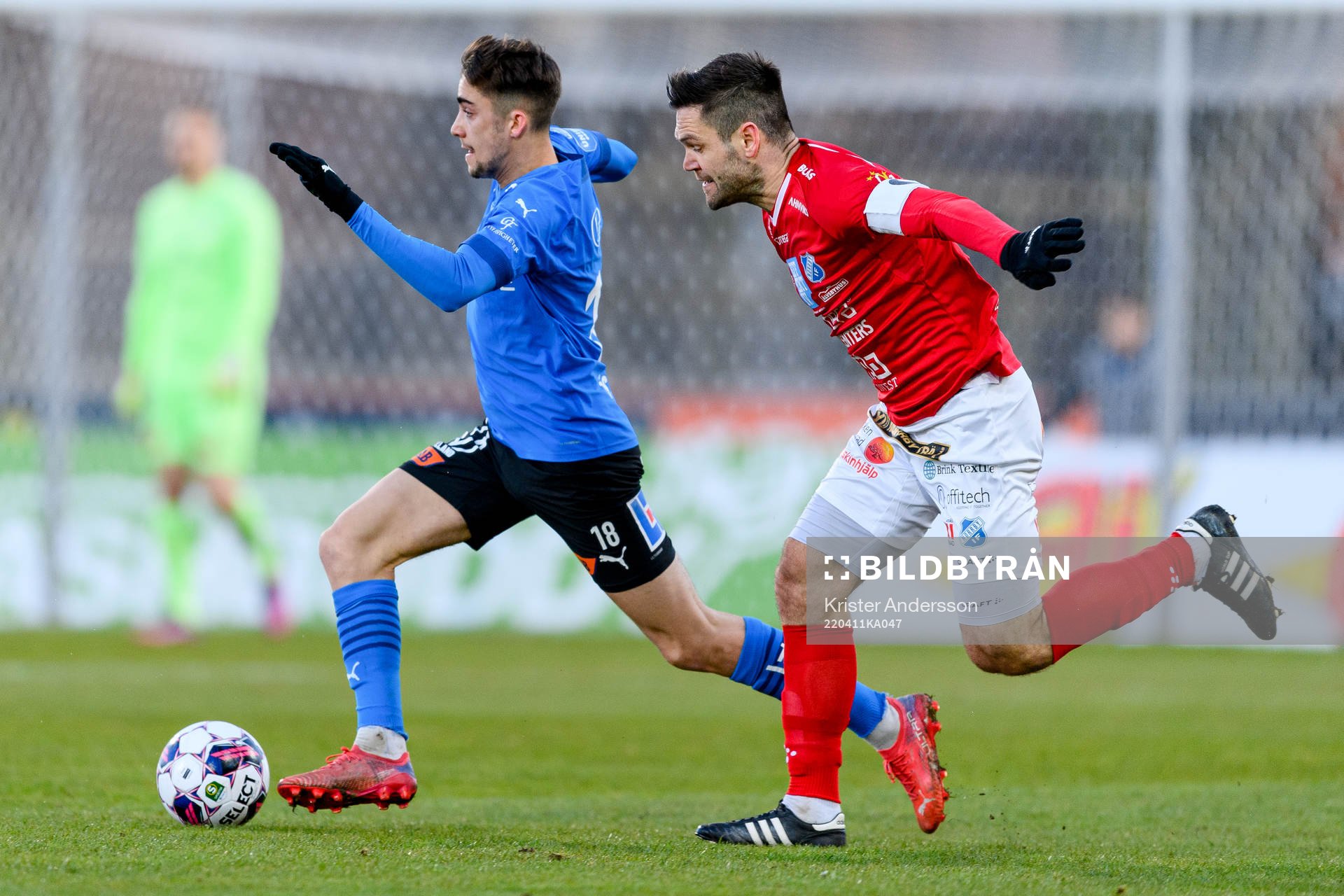 Halmstads Emil Tot Wikström och Norrbys Ivo Dominik Pekalski under fotbollsmatchen i Superettan mellan Halmstad och Norrby den 11 april 2022 i Halmstad.