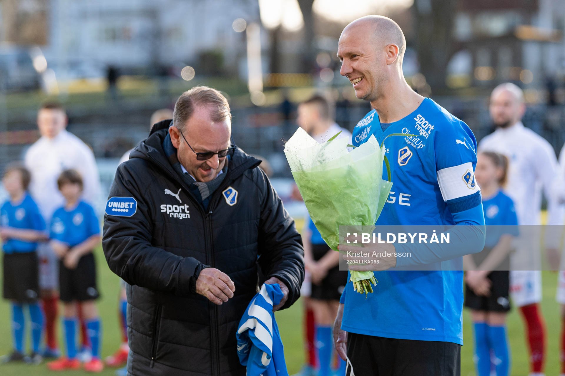 Halmstads Andreas Johansson får en tröja av ordförande