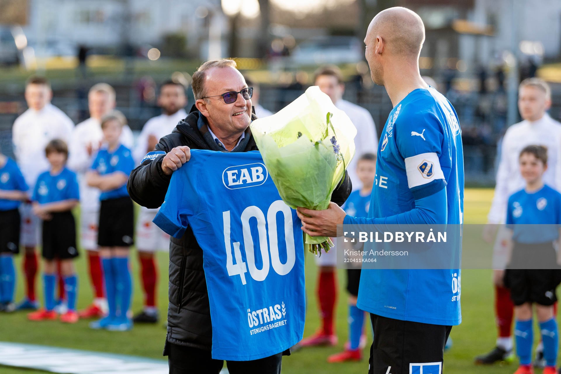 Halmstads Andreas Johansson får en tröja av ordförande