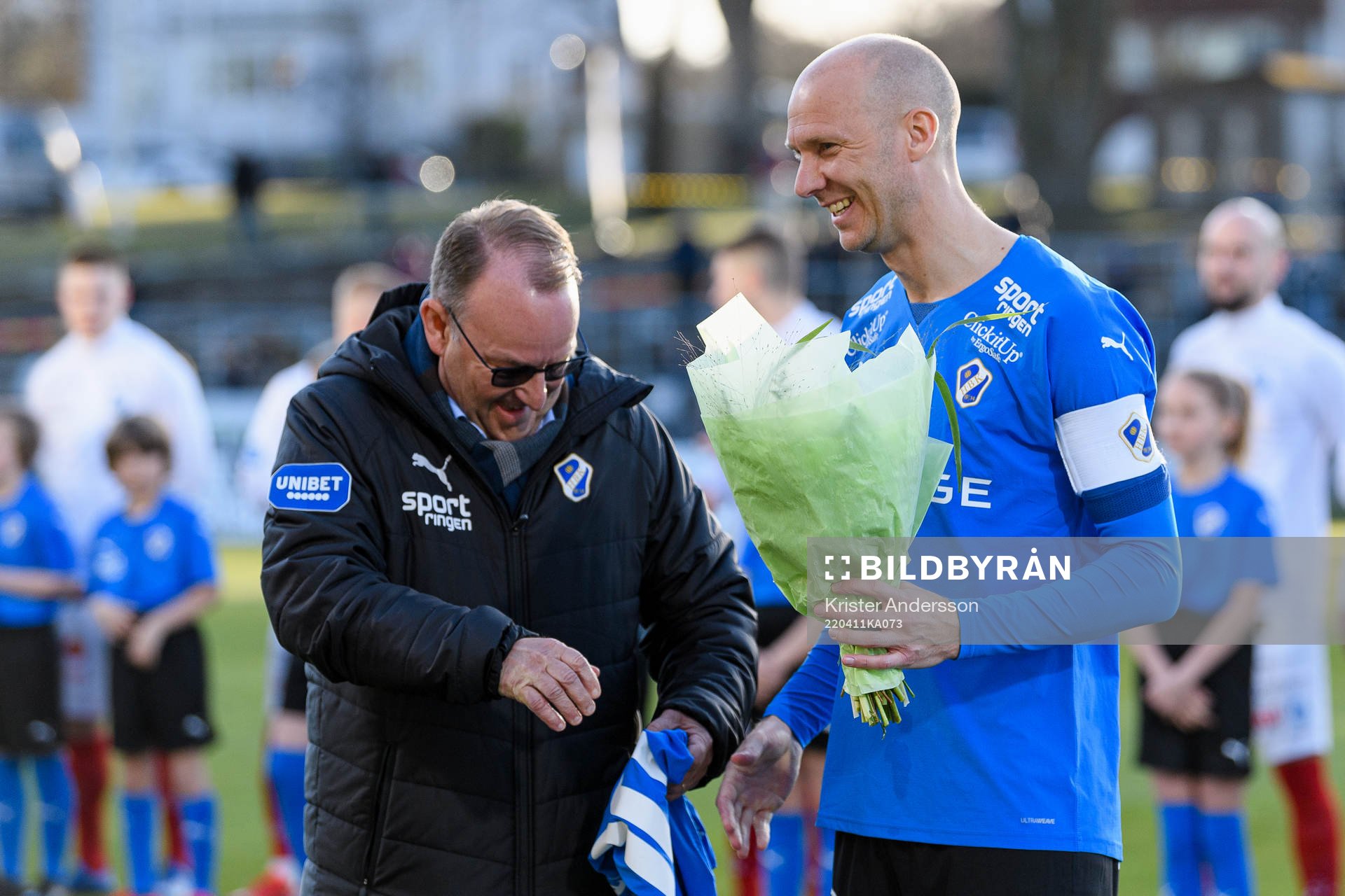 Halmstads ordförande Pelle Nilsson ger Andreas Johansson