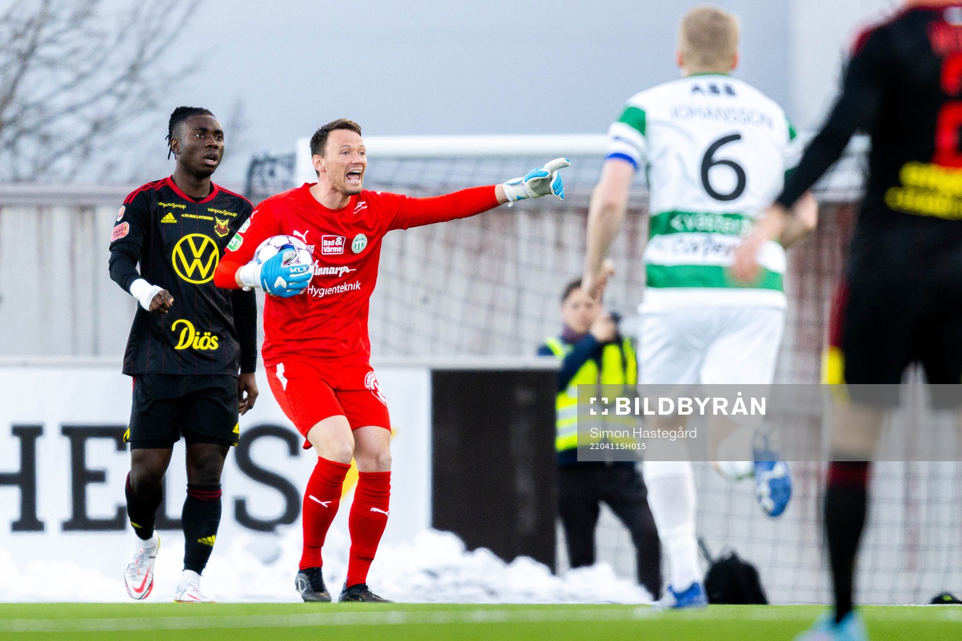 Västerås målvakt Anton Fagerström reagerar på domslut