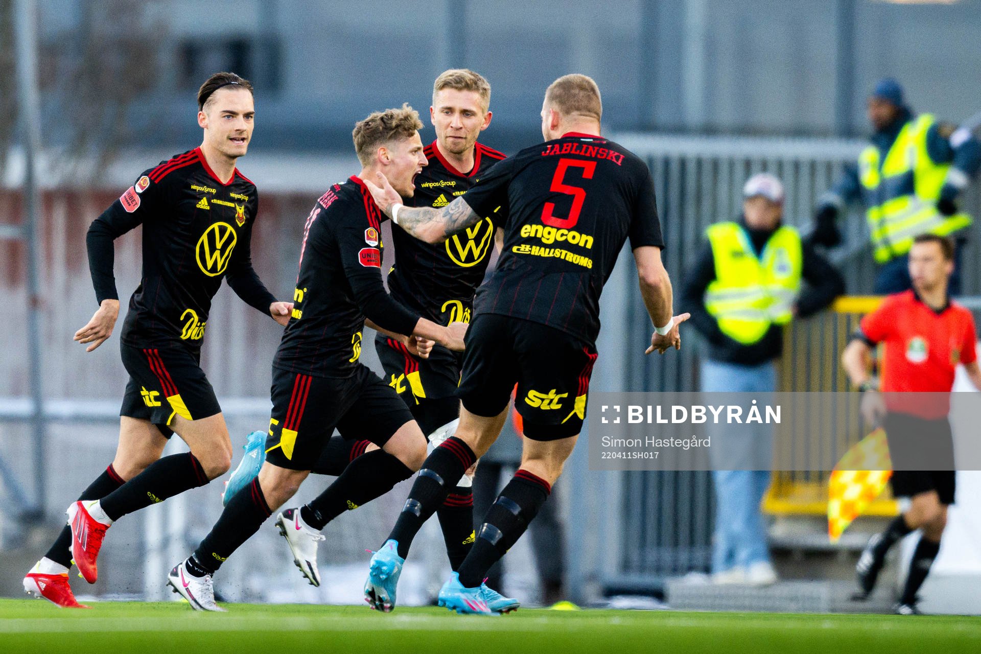 Östersunds Henrik Bellman jublar med lagkamrater efter 0-1 under fotbollsmatchen i Superettan mellan Västerås SK och Östersund den 11 april 2022 i Västerås.