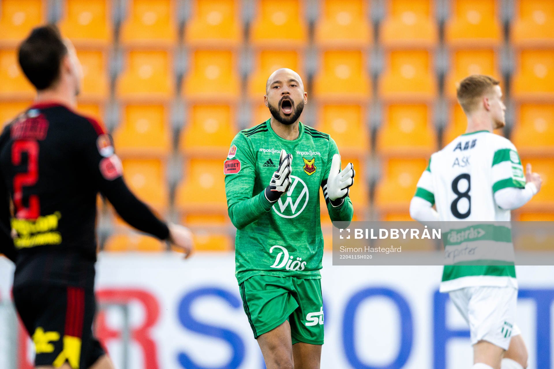 Östersunds målvakt Aly Keita reagerar